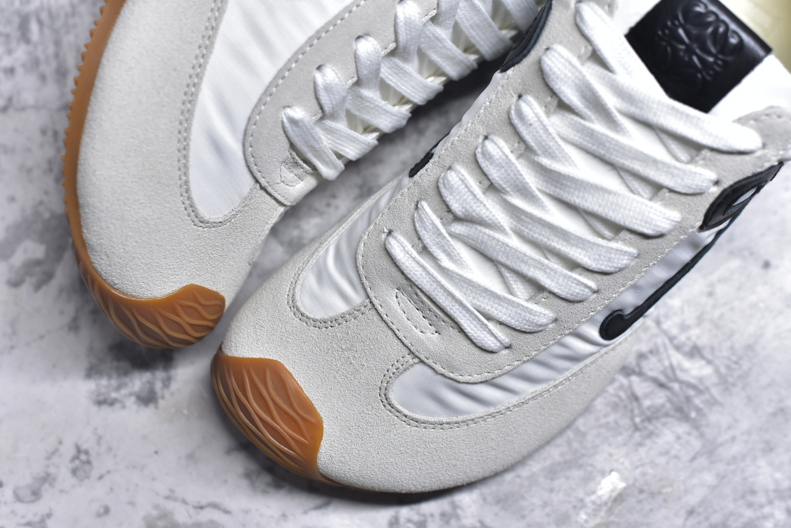 图片[8]-#罗意威Loewe Ballet Runner 2.0 Sneakers 芭蕾舞2.0系列阿甘复古风德训薄底百搭休闲运动鞋 全手工拉帮工艺成型 采用反绒牛皮革拼接头层皮饰片鞋面材质 鞋身原装高密度防刮尼龙面料,极好柔软效果 双层乳胶缓震鞋垫 外部搭配轻量EVA缓震组合橡胶防滑片装外底 尺码：35-44-选品中心