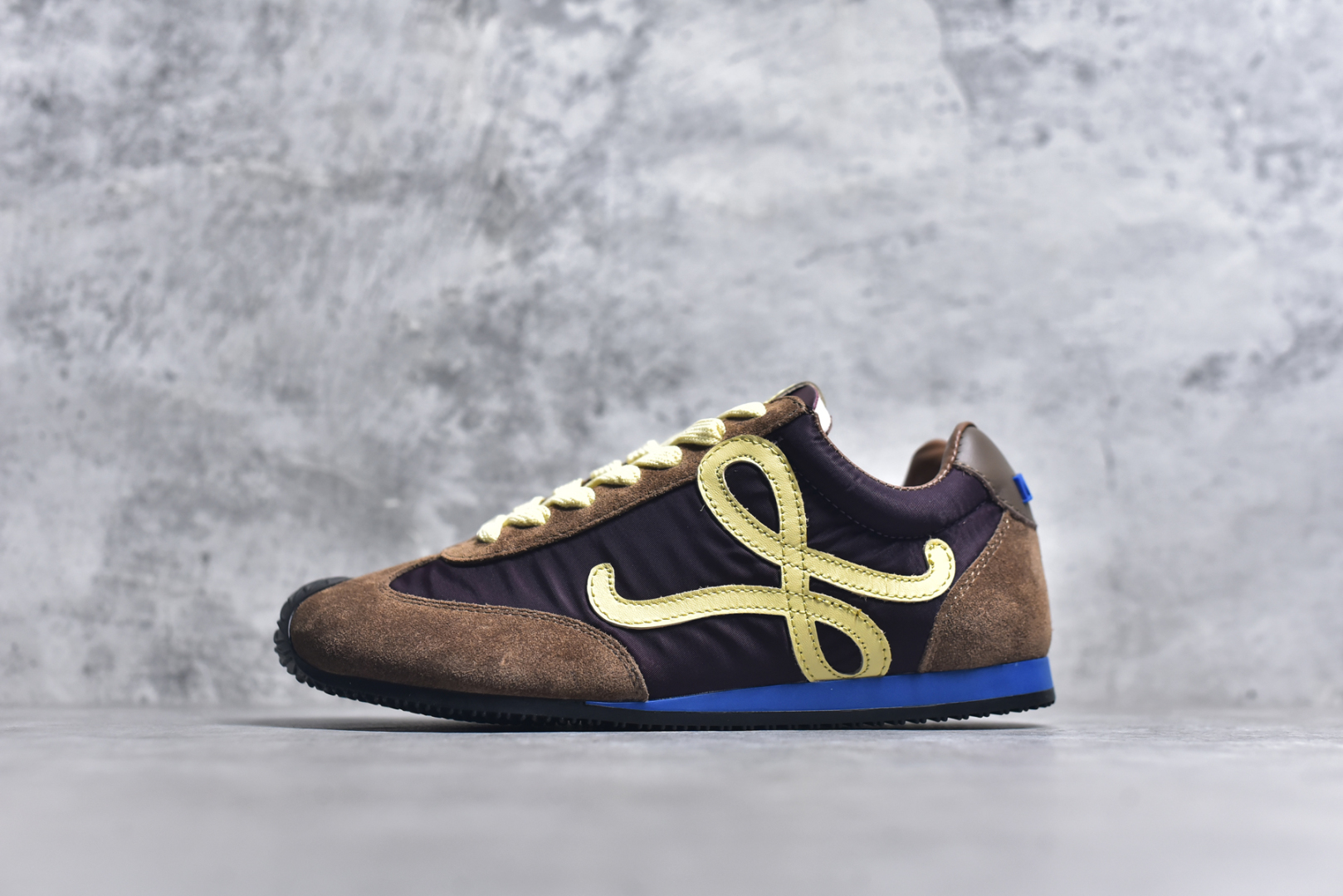 #罗意威Loewe Ballet Runner 2.0 Sneakers 芭蕾舞2.0系列阿甘复古风德训薄底百搭休闲运动鞋 全手工拉帮工艺成型 采用反绒牛皮革拼接头层皮饰片鞋面材质 鞋身原装高密度防刮尼龙面料,极好柔软效果 双层乳胶缓震鞋垫 外部搭配轻量EVA缓震组合橡胶防滑片装外底 尺码：35-44-选品中心