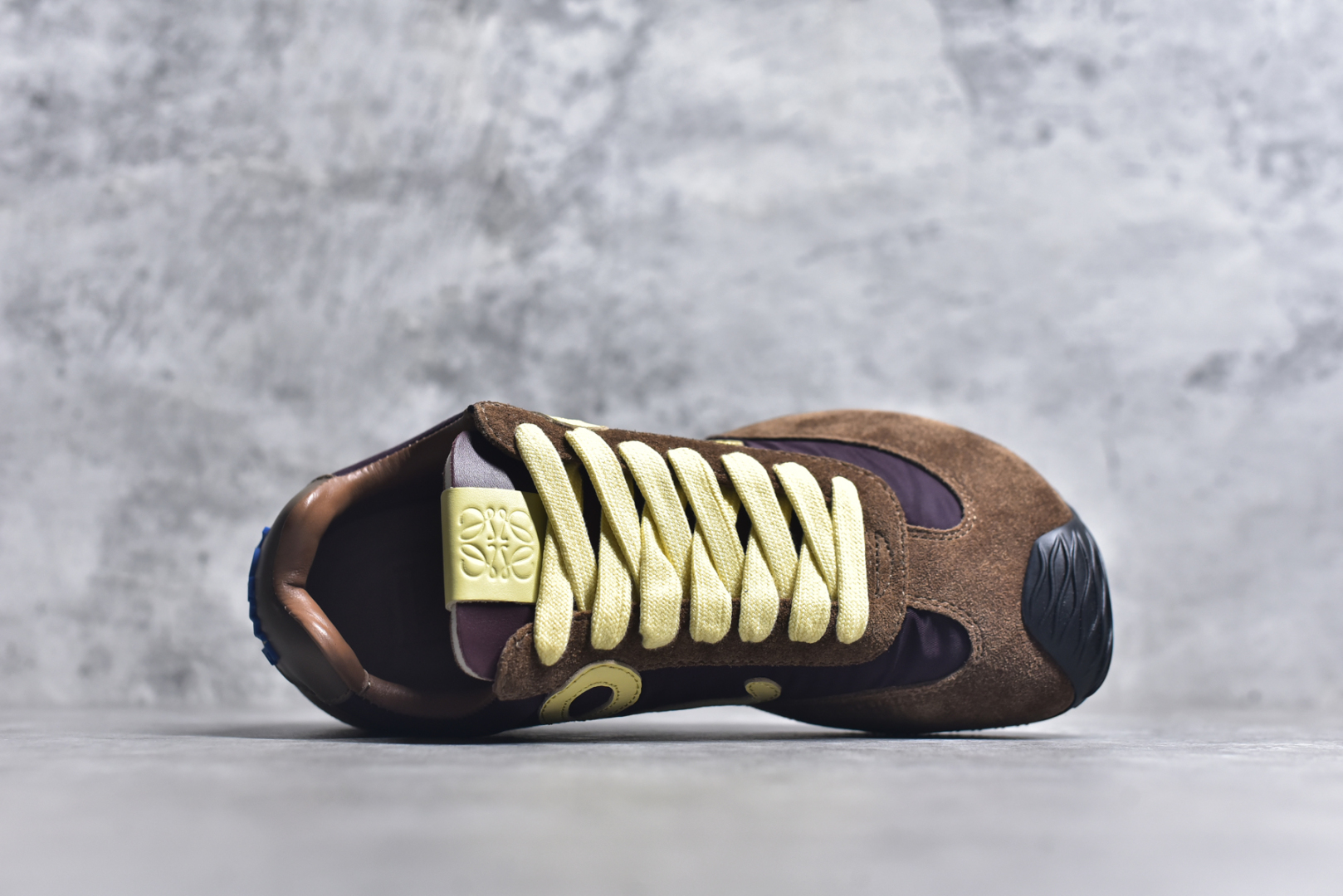 图片[4]-#罗意威Loewe Ballet Runner 2.0 Sneakers 芭蕾舞2.0系列阿甘复古风德训薄底百搭休闲运动鞋 全手工拉帮工艺成型 采用反绒牛皮革拼接头层皮饰片鞋面材质 鞋身原装高密度防刮尼龙面料,极好柔软效果 双层乳胶缓震鞋垫 外部搭配轻量EVA缓震组合橡胶防滑片装外底 尺码：35-44-选品中心