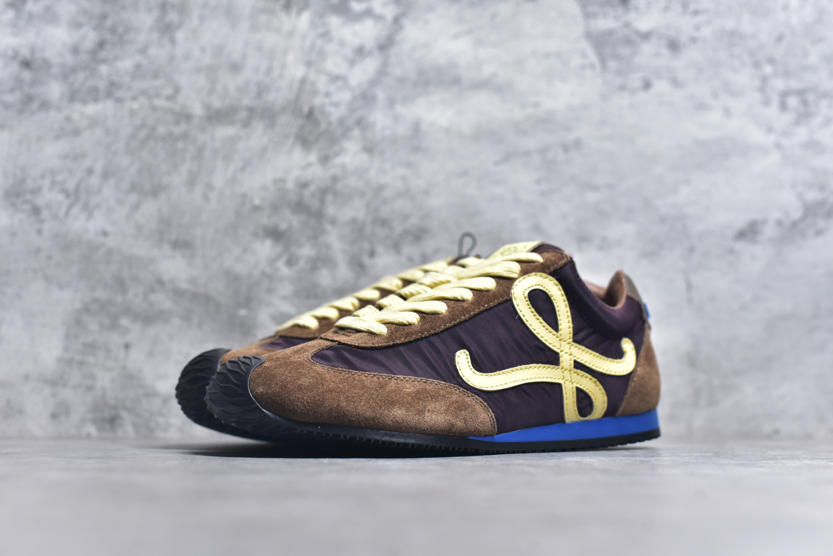 图片[2]-#罗意威Loewe Ballet Runner 2.0 Sneakers 芭蕾舞2.0系列阿甘复古风德训薄底百搭休闲运动鞋 全手工拉帮工艺成型 采用反绒牛皮革拼接头层皮饰片鞋面材质 鞋身原装高密度防刮尼龙面料,极好柔软效果 双层乳胶缓震鞋垫 外部搭配轻量EVA缓震组合橡胶防滑片装外底 尺码：35-44-选品中心