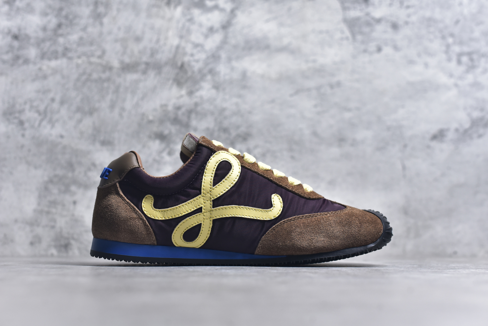图片[3]-#罗意威Loewe Ballet Runner 2.0 Sneakers 芭蕾舞2.0系列阿甘复古风德训薄底百搭休闲运动鞋 全手工拉帮工艺成型 采用反绒牛皮革拼接头层皮饰片鞋面材质 鞋身原装高密度防刮尼龙面料,极好柔软效果 双层乳胶缓震鞋垫 外部搭配轻量EVA缓震组合橡胶防滑片装外底 尺码：35-44-选品中心