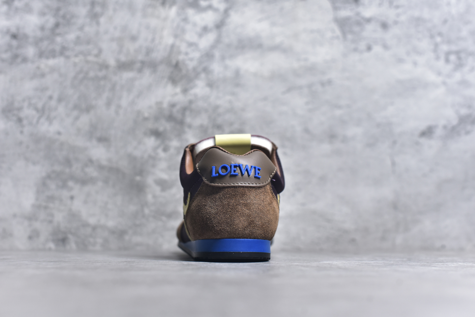图片[5]-#罗意威Loewe Ballet Runner 2.0 Sneakers 芭蕾舞2.0系列阿甘复古风德训薄底百搭休闲运动鞋 全手工拉帮工艺成型 采用反绒牛皮革拼接头层皮饰片鞋面材质 鞋身原装高密度防刮尼龙面料,极好柔软效果 双层乳胶缓震鞋垫 外部搭配轻量EVA缓震组合橡胶防滑片装外底 尺码：35-44-选品中心