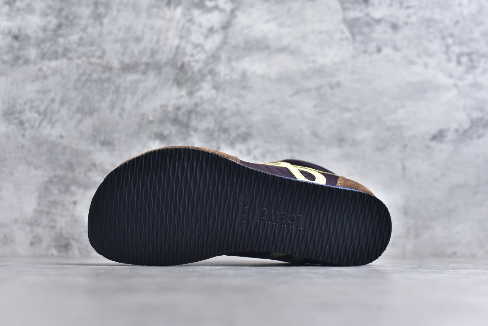 图片[6]-#罗意威Loewe Ballet Runner 2.0 Sneakers 芭蕾舞2.0系列阿甘复古风德训薄底百搭休闲运动鞋 全手工拉帮工艺成型 采用反绒牛皮革拼接头层皮饰片鞋面材质 鞋身原装高密度防刮尼龙面料,极好柔软效果 双层乳胶缓震鞋垫 外部搭配轻量EVA缓震组合橡胶防滑片装外底 尺码：35-44-选品中心