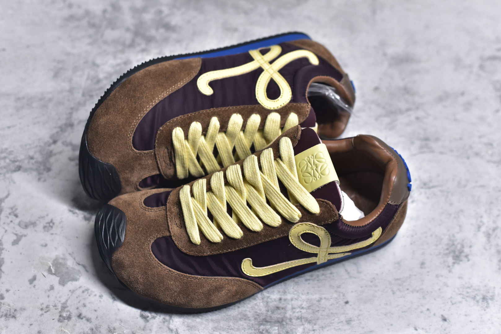 图片[7]-#罗意威Loewe Ballet Runner 2.0 Sneakers 芭蕾舞2.0系列阿甘复古风德训薄底百搭休闲运动鞋 全手工拉帮工艺成型 采用反绒牛皮革拼接头层皮饰片鞋面材质 鞋身原装高密度防刮尼龙面料,极好柔软效果 双层乳胶缓震鞋垫 外部搭配轻量EVA缓震组合橡胶防滑片装外底 尺码：35-44-选品中心