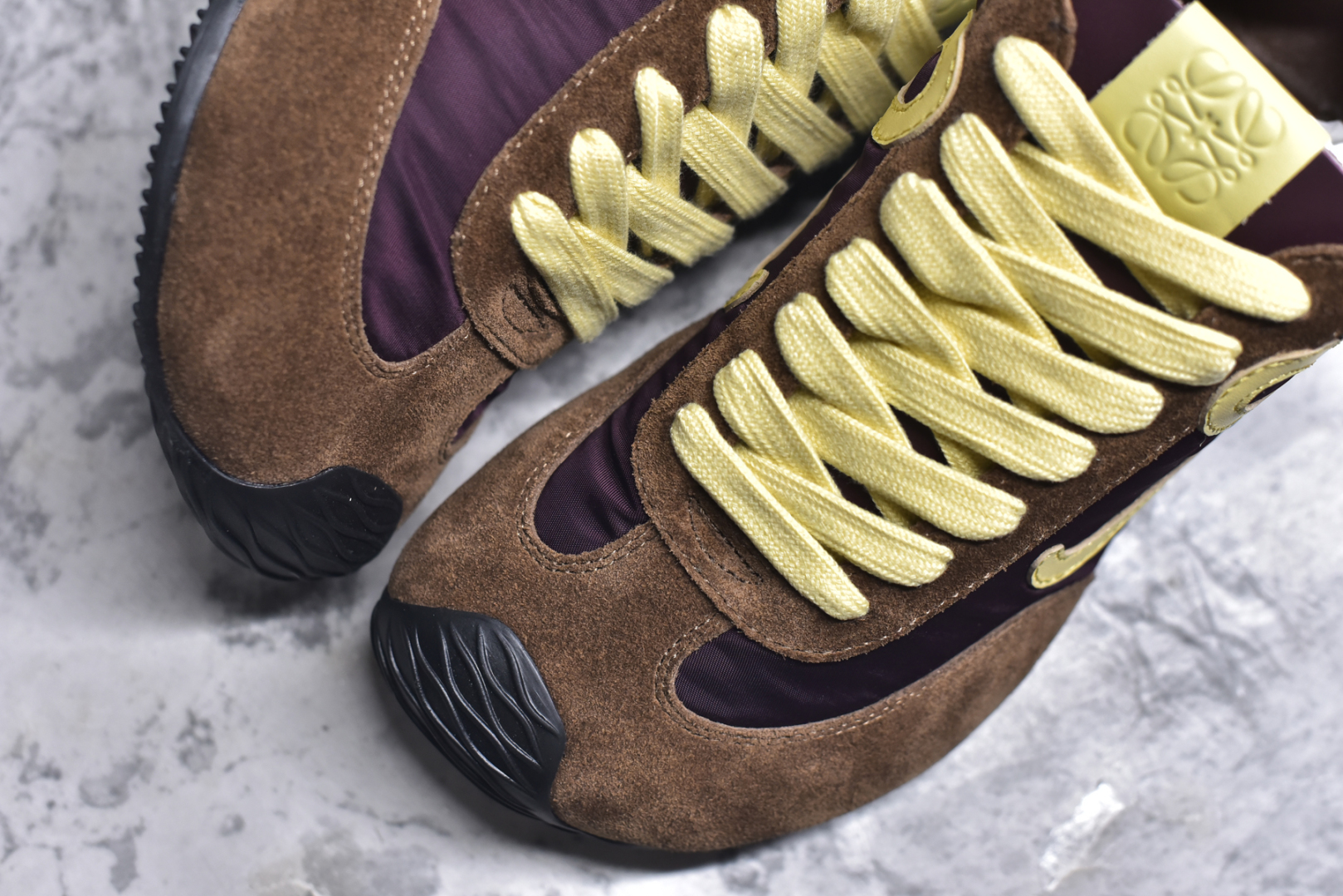 图片[8]-#罗意威Loewe Ballet Runner 2.0 Sneakers 芭蕾舞2.0系列阿甘复古风德训薄底百搭休闲运动鞋 全手工拉帮工艺成型 采用反绒牛皮革拼接头层皮饰片鞋面材质 鞋身原装高密度防刮尼龙面料,极好柔软效果 双层乳胶缓震鞋垫 外部搭配轻量EVA缓震组合橡胶防滑片装外底 尺码：35-44-选品中心