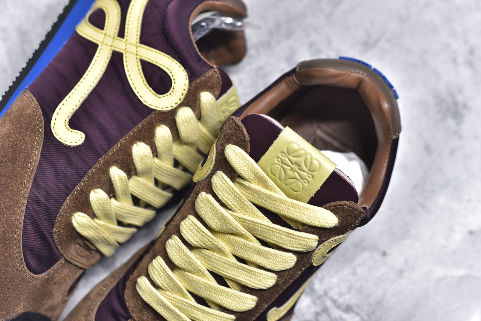 图片[9]-#罗意威Loewe Ballet Runner 2.0 Sneakers 芭蕾舞2.0系列阿甘复古风德训薄底百搭休闲运动鞋 全手工拉帮工艺成型 采用反绒牛皮革拼接头层皮饰片鞋面材质 鞋身原装高密度防刮尼龙面料,极好柔软效果 双层乳胶缓震鞋垫 外部搭配轻量EVA缓震组合橡胶防滑片装外底 尺码：35-44-选品中心