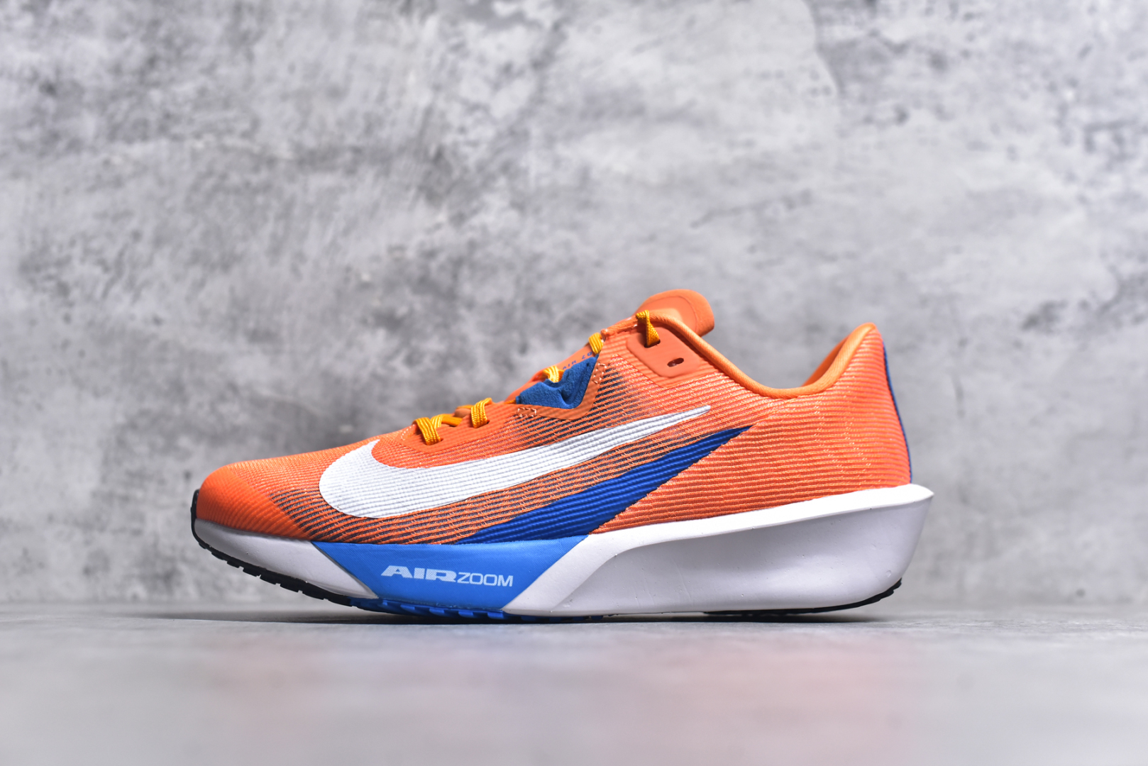 #NK ZoomX Invincible Run Flyknit 6 轻量跑鞋 飞织低帮休闲运动慢跑鞋 厚底增高 老爹鞋 此鞋专为短跑运动员而生 是为 5 至 10 公里距离的赛事和训练打造 整体设计采用流线型的轻质工程网眼材质构成鞋面 并与其他 Running 旗舰鞋款同样搭载全脚掌 ZoomX 缓冲中底 搭配 Pebax 物料与橡胶外底 ZoomX StreakFly 首发配色以Prototype呈现 其灵感是来自开发期间的磨损测试 透过编号的标记与内侧的预期跑步距离突出研发过程 货号： FV6040-800 尺码：39-45-选品中心