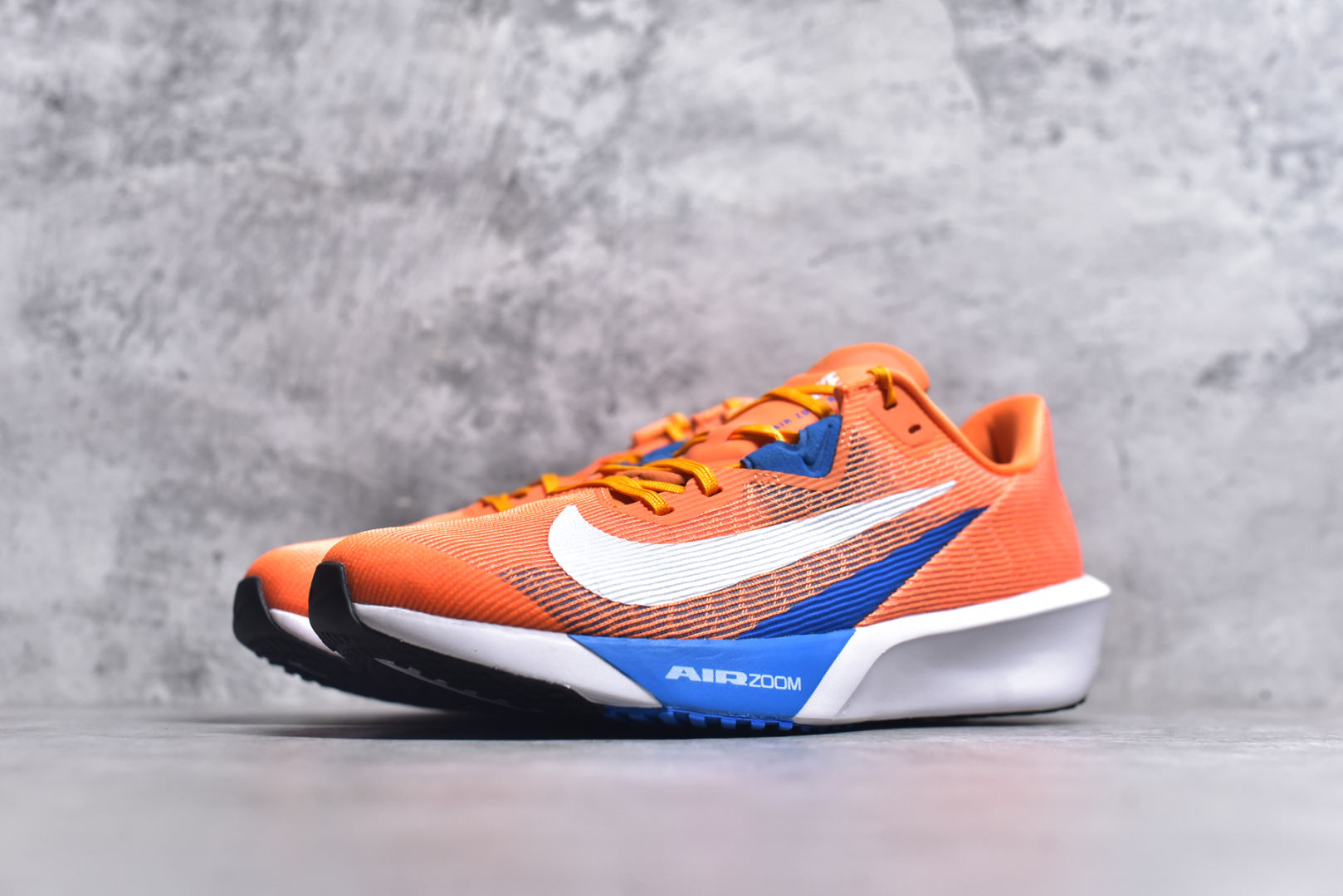 图片[2]-#NK ZoomX Invincible Run Flyknit 6 轻量跑鞋 飞织低帮休闲运动慢跑鞋 厚底增高 老爹鞋 此鞋专为短跑运动员而生 是为 5 至 10 公里距离的赛事和训练打造 整体设计采用流线型的轻质工程网眼材质构成鞋面 并与其他 Running 旗舰鞋款同样搭载全脚掌 ZoomX 缓冲中底 搭配 Pebax 物料与橡胶外底 ZoomX StreakFly 首发配色以Prototype呈现 其灵感是来自开发期间的磨损测试 透过编号的标记与内侧的预期跑步距离突出研发过程 货号： FV6040-800 尺码：39-45-选品中心