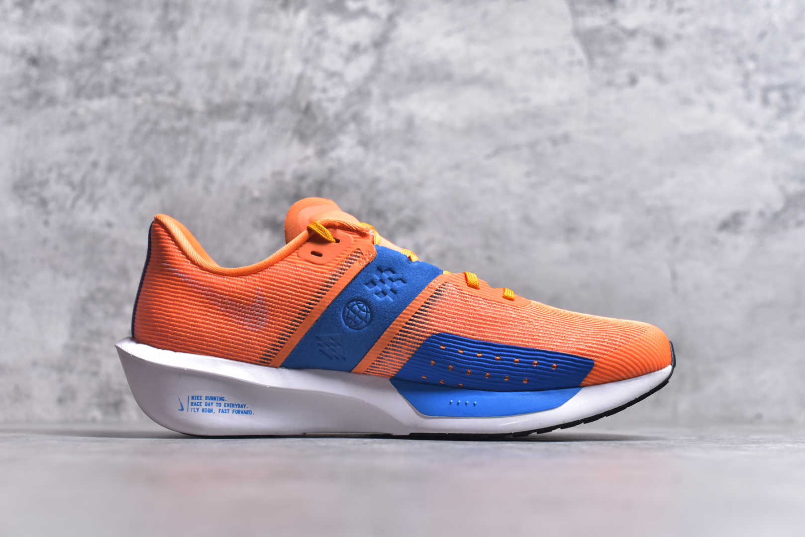 图片[3]-#NK ZoomX Invincible Run Flyknit 6 轻量跑鞋 飞织低帮休闲运动慢跑鞋 厚底增高 老爹鞋 此鞋专为短跑运动员而生 是为 5 至 10 公里距离的赛事和训练打造 整体设计采用流线型的轻质工程网眼材质构成鞋面 并与其他 Running 旗舰鞋款同样搭载全脚掌 ZoomX 缓冲中底 搭配 Pebax 物料与橡胶外底 ZoomX StreakFly 首发配色以Prototype呈现 其灵感是来自开发期间的磨损测试 透过编号的标记与内侧的预期跑步距离突出研发过程 货号： FV6040-800 尺码：39-45-选品中心