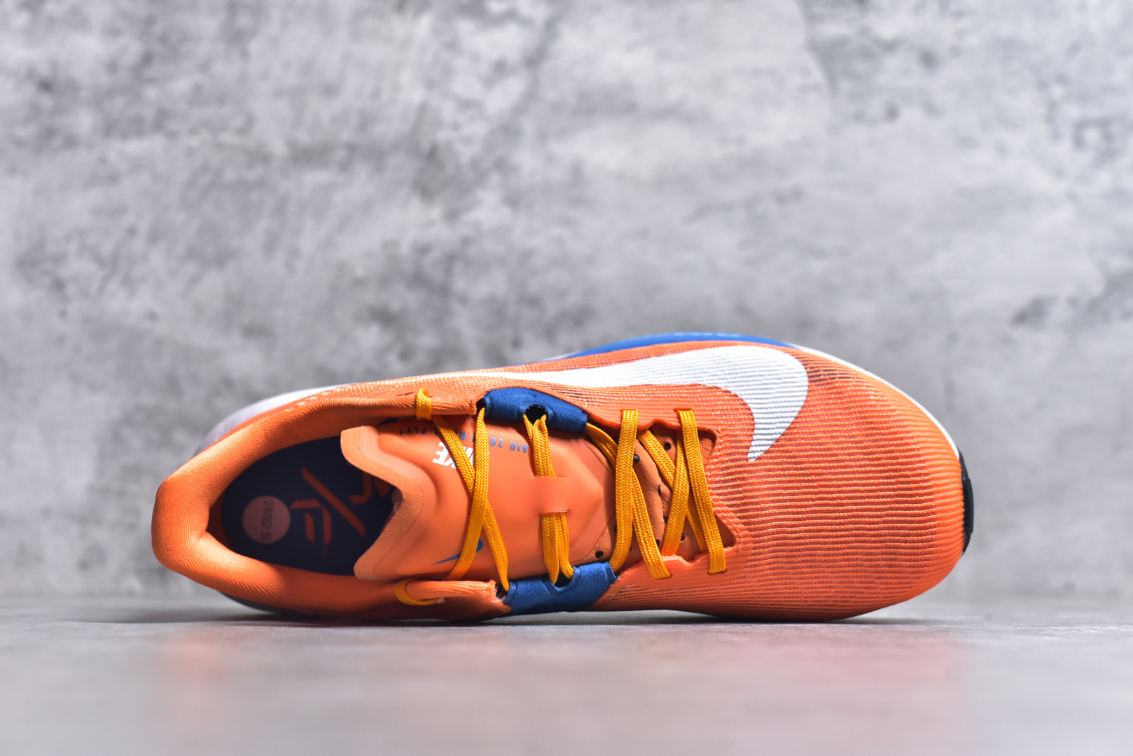 图片[4]-#NK ZoomX Invincible Run Flyknit 6 轻量跑鞋 飞织低帮休闲运动慢跑鞋 厚底增高 老爹鞋 此鞋专为短跑运动员而生 是为 5 至 10 公里距离的赛事和训练打造 整体设计采用流线型的轻质工程网眼材质构成鞋面 并与其他 Running 旗舰鞋款同样搭载全脚掌 ZoomX 缓冲中底 搭配 Pebax 物料与橡胶外底 ZoomX StreakFly 首发配色以Prototype呈现 其灵感是来自开发期间的磨损测试 透过编号的标记与内侧的预期跑步距离突出研发过程 货号： FV6040-800 尺码：39-45-选品中心