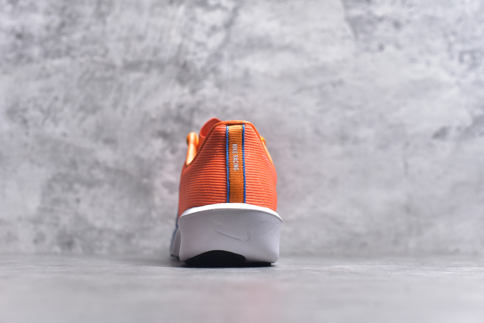 图片[5]-#NK ZoomX Invincible Run Flyknit 6 轻量跑鞋 飞织低帮休闲运动慢跑鞋 厚底增高 老爹鞋 此鞋专为短跑运动员而生 是为 5 至 10 公里距离的赛事和训练打造 整体设计采用流线型的轻质工程网眼材质构成鞋面 并与其他 Running 旗舰鞋款同样搭载全脚掌 ZoomX 缓冲中底 搭配 Pebax 物料与橡胶外底 ZoomX StreakFly 首发配色以Prototype呈现 其灵感是来自开发期间的磨损测试 透过编号的标记与内侧的预期跑步距离突出研发过程 货号： FV6040-800 尺码：39-45-选品中心