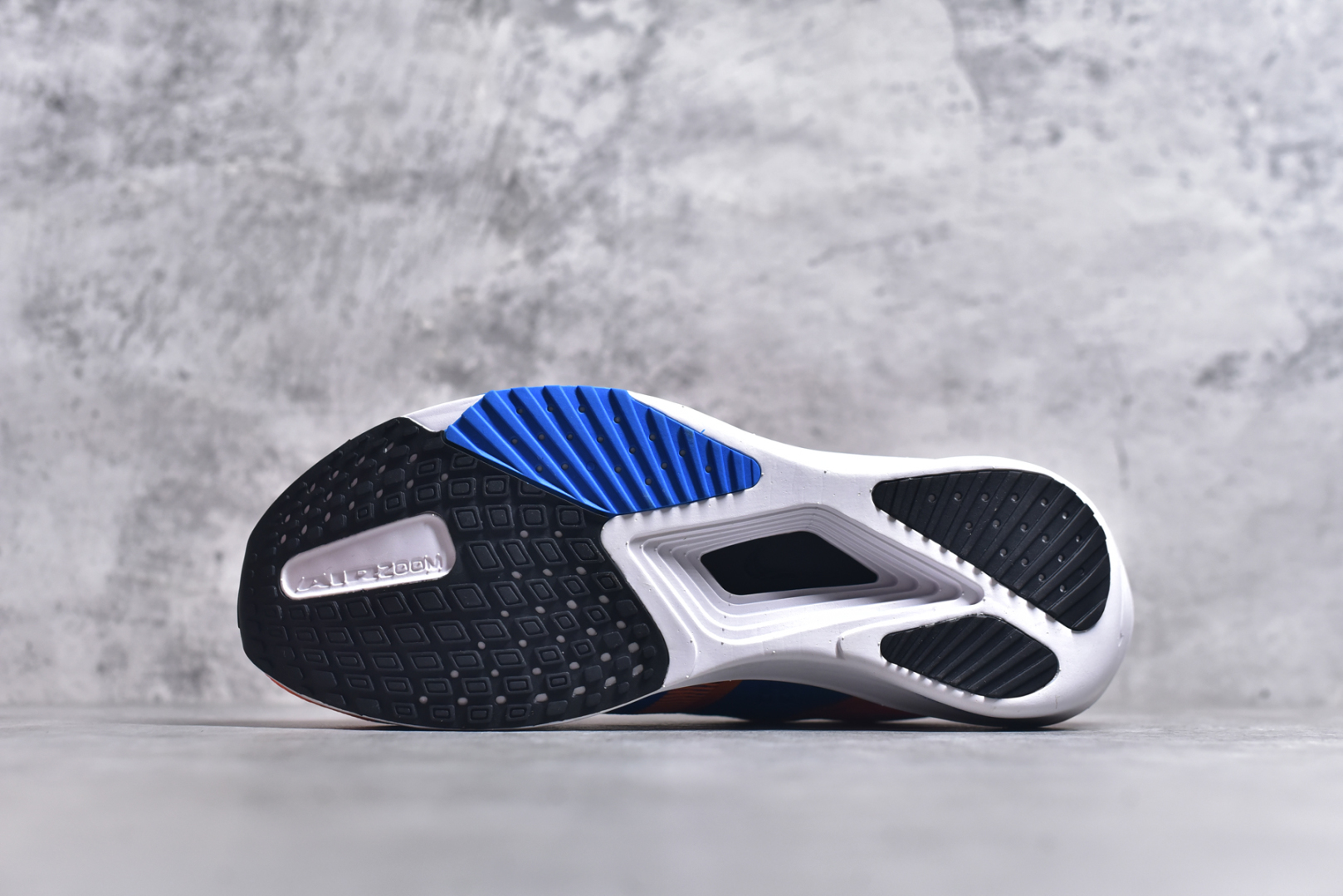 图片[6]-#NK ZoomX Invincible Run Flyknit 6 轻量跑鞋 飞织低帮休闲运动慢跑鞋 厚底增高 老爹鞋 此鞋专为短跑运动员而生 是为 5 至 10 公里距离的赛事和训练打造 整体设计采用流线型的轻质工程网眼材质构成鞋面 并与其他 Running 旗舰鞋款同样搭载全脚掌 ZoomX 缓冲中底 搭配 Pebax 物料与橡胶外底 ZoomX StreakFly 首发配色以Prototype呈现 其灵感是来自开发期间的磨损测试 透过编号的标记与内侧的预期跑步距离突出研发过程 货号： FV6040-800 尺码：39-45-选品中心