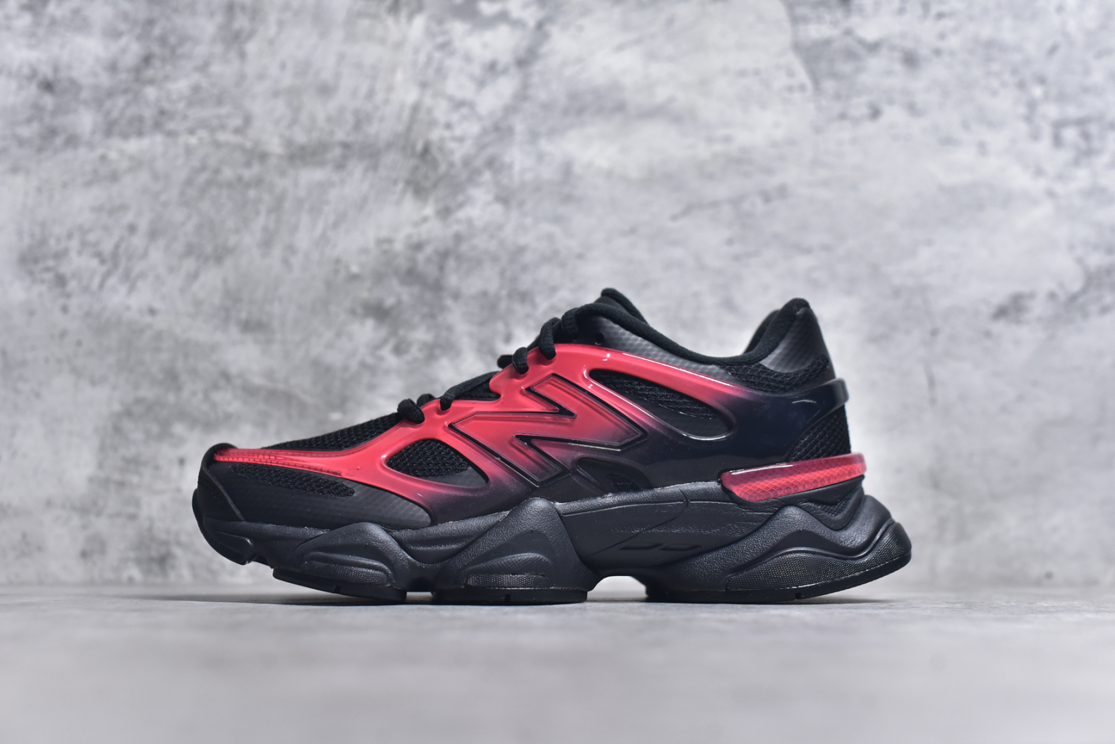 #新百伦New Balance 9060 黑红复古休闲运动老爹鞋 实拍首发该款承袭990系列设计元素而生，鞋面由空间网格及麂皮鞋面拼接而成，麂皮配网布结合很夏天，割裂式中底+点式生胶大底，同时搭载ABZORB缓震科技，泡沫聚酯制成，脚感舒适。多趾后跟设计极具特点。 尺码：36-46.5-选品中心