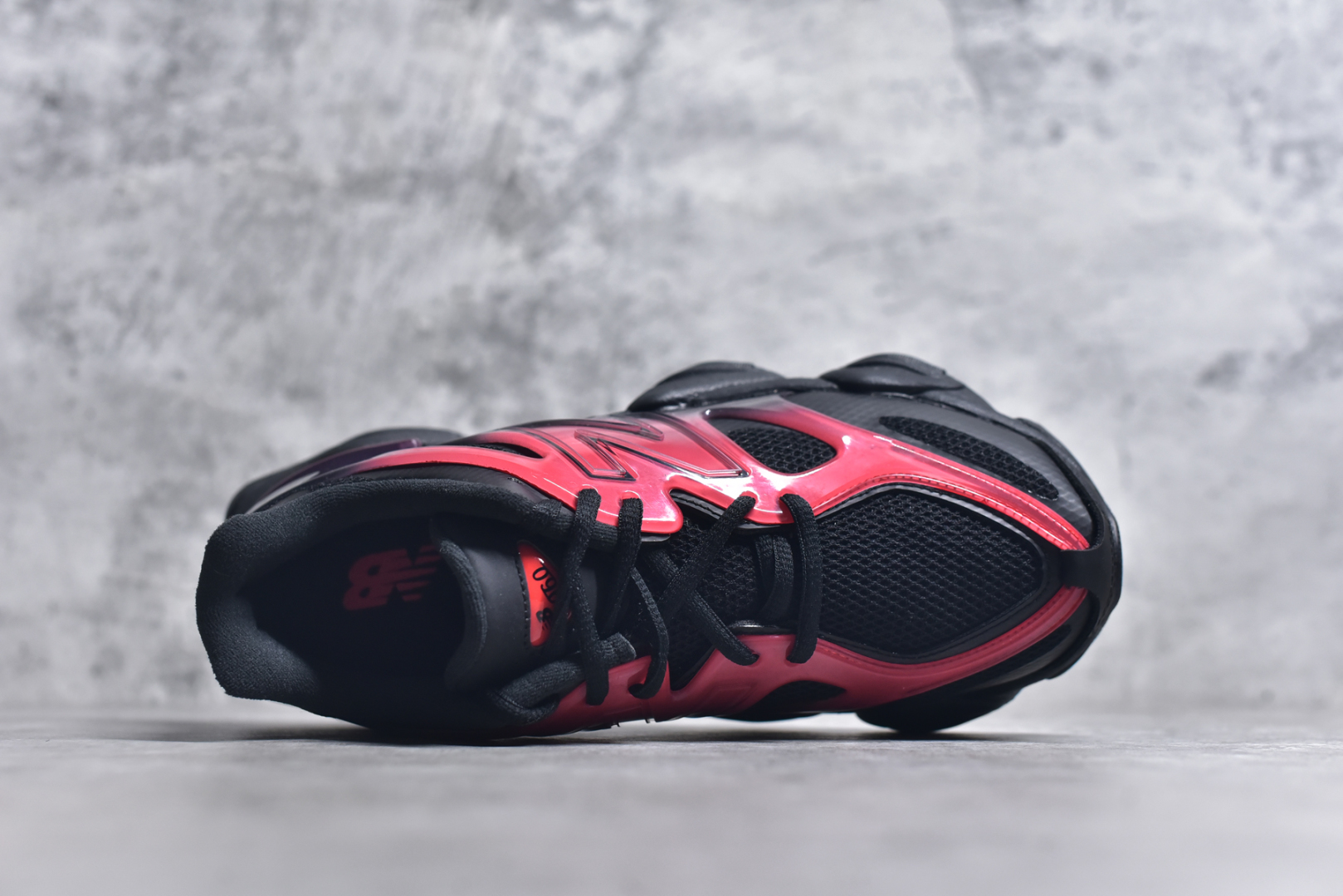图片[4]-#新百伦New Balance 9060 黑红复古休闲运动老爹鞋 实拍首发该款承袭990系列设计元素而生，鞋面由空间网格及麂皮鞋面拼接而成，麂皮配网布结合很夏天，割裂式中底+点式生胶大底，同时搭载ABZORB缓震科技，泡沫聚酯制成，脚感舒适。多趾后跟设计极具特点。 尺码：36-46.5-选品中心