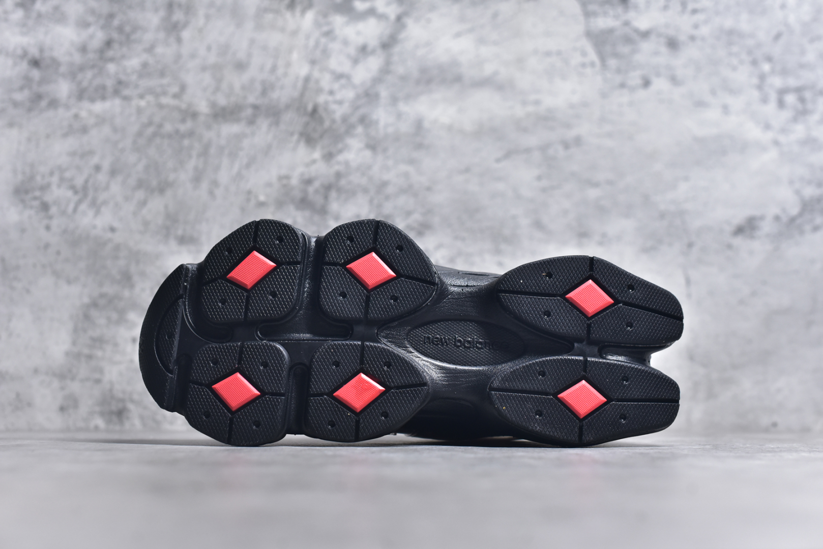 图片[6]-#新百伦New Balance 9060 黑红复古休闲运动老爹鞋 实拍首发该款承袭990系列设计元素而生，鞋面由空间网格及麂皮鞋面拼接而成，麂皮配网布结合很夏天，割裂式中底+点式生胶大底，同时搭载ABZORB缓震科技，泡沫聚酯制成，脚感舒适。多趾后跟设计极具特点。 尺码：36-46.5-选品中心