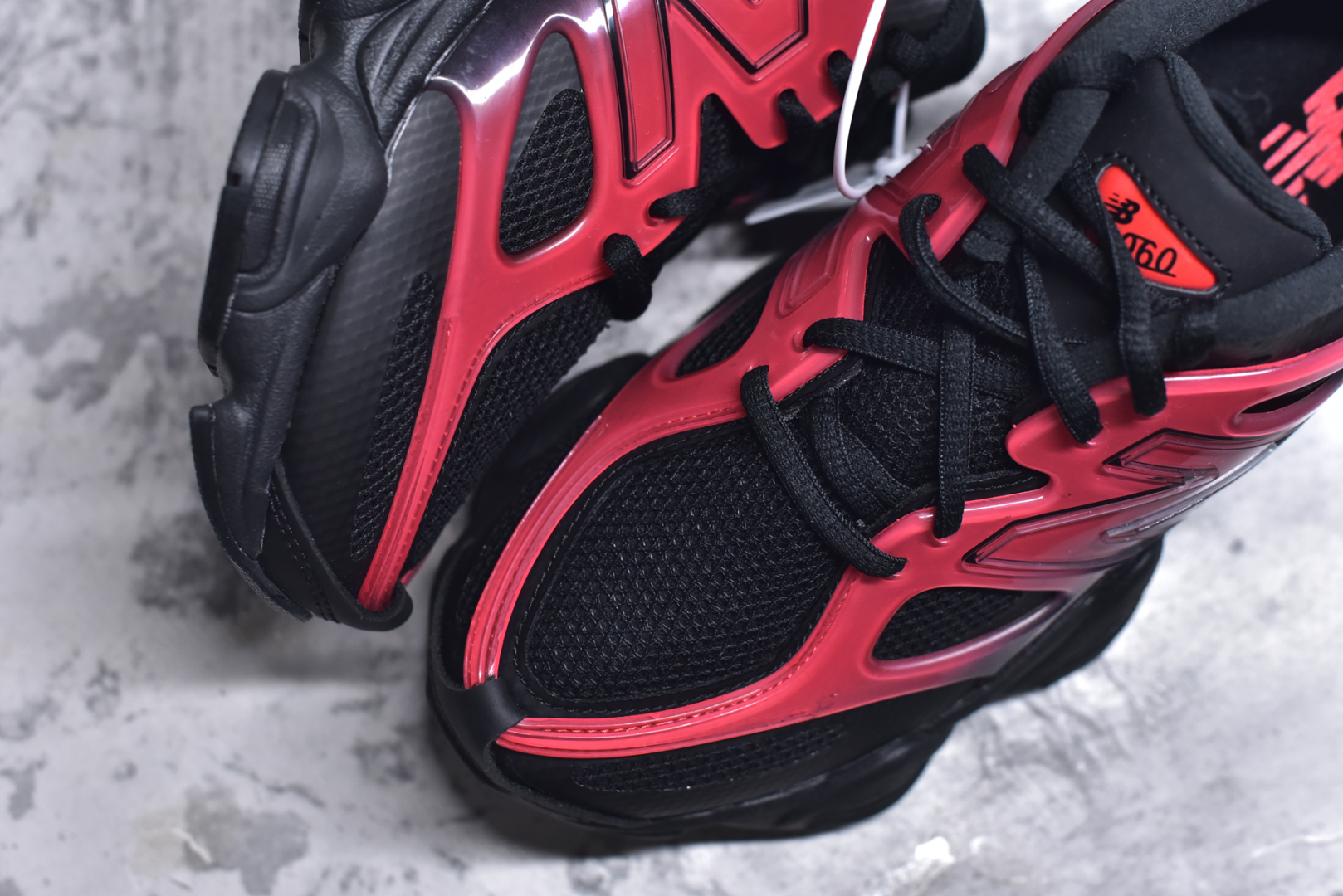 图片[8]-#新百伦New Balance 9060 黑红复古休闲运动老爹鞋 实拍首发该款承袭990系列设计元素而生，鞋面由空间网格及麂皮鞋面拼接而成，麂皮配网布结合很夏天，割裂式中底+点式生胶大底，同时搭载ABZORB缓震科技，泡沫聚酯制成，脚感舒适。多趾后跟设计极具特点。 尺码：36-46.5-选品中心