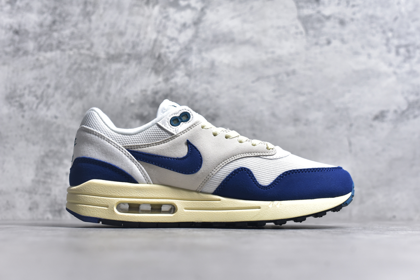 图片[3]-#NK Air Max 1 初代复古气垫慢跑鞋 FQ8048-133 由Tinker Hatfeld和Mark Parker在1987年设计 灵感来自于巴黎蓬皮杜中心 在参观了蓬皮杜中心之后提出了Air Max的标志性开窗可视气垫的理念 并将其实际开发成功 是NK史上第一双可视气垫跑鞋 凭借着Air Max气垫带来的舒适脚感和鞋面面料上的不断精进才使得Air Max 1在现如今都是复古慢跑鞋的首选 深厚的历史渊源 独特的流线形设计 极为复古的外观使得它深受鞋迷的喜爱 尺码：36 36.5 37.5 38 38.5 39 40 40.5 41 42 42.5 43 44 44.5 45 46 47.5-选品中心