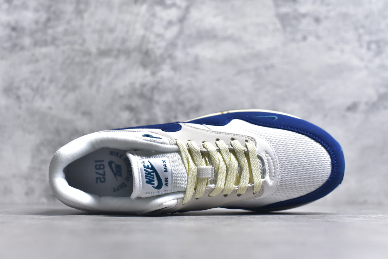 图片[4]-#NK Air Max 1 初代复古气垫慢跑鞋 FQ8048-133 由Tinker Hatfeld和Mark Parker在1987年设计 灵感来自于巴黎蓬皮杜中心 在参观了蓬皮杜中心之后提出了Air Max的标志性开窗可视气垫的理念 并将其实际开发成功 是NK史上第一双可视气垫跑鞋 凭借着Air Max气垫带来的舒适脚感和鞋面面料上的不断精进才使得Air Max 1在现如今都是复古慢跑鞋的首选 深厚的历史渊源 独特的流线形设计 极为复古的外观使得它深受鞋迷的喜爱 尺码：36 36.5 37.5 38 38.5 39 40 40.5 41 42 42.5 43 44 44.5 45 46 47.5-选品中心