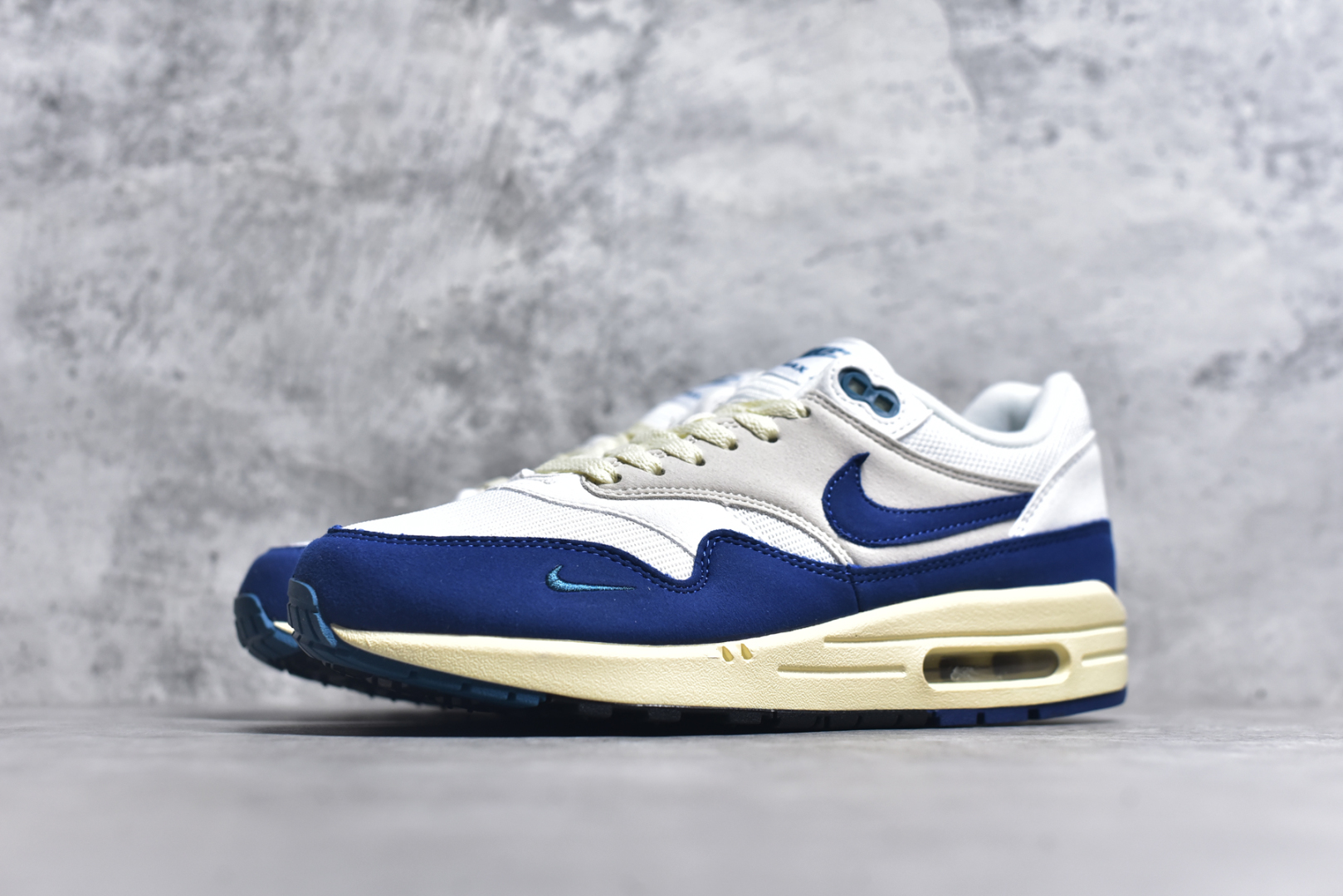 图片[2]-#NK Air Max 1 初代复古气垫慢跑鞋 FQ8048-133 由Tinker Hatfeld和Mark Parker在1987年设计 灵感来自于巴黎蓬皮杜中心 在参观了蓬皮杜中心之后提出了Air Max的标志性开窗可视气垫的理念 并将其实际开发成功 是NK史上第一双可视气垫跑鞋 凭借着Air Max气垫带来的舒适脚感和鞋面面料上的不断精进才使得Air Max 1在现如今都是复古慢跑鞋的首选 深厚的历史渊源 独特的流线形设计 极为复古的外观使得它深受鞋迷的喜爱 尺码：36 36.5 37.5 38 38.5 39 40 40.5 41 42 42.5 43 44 44.5 45 46 47.5-选品中心
