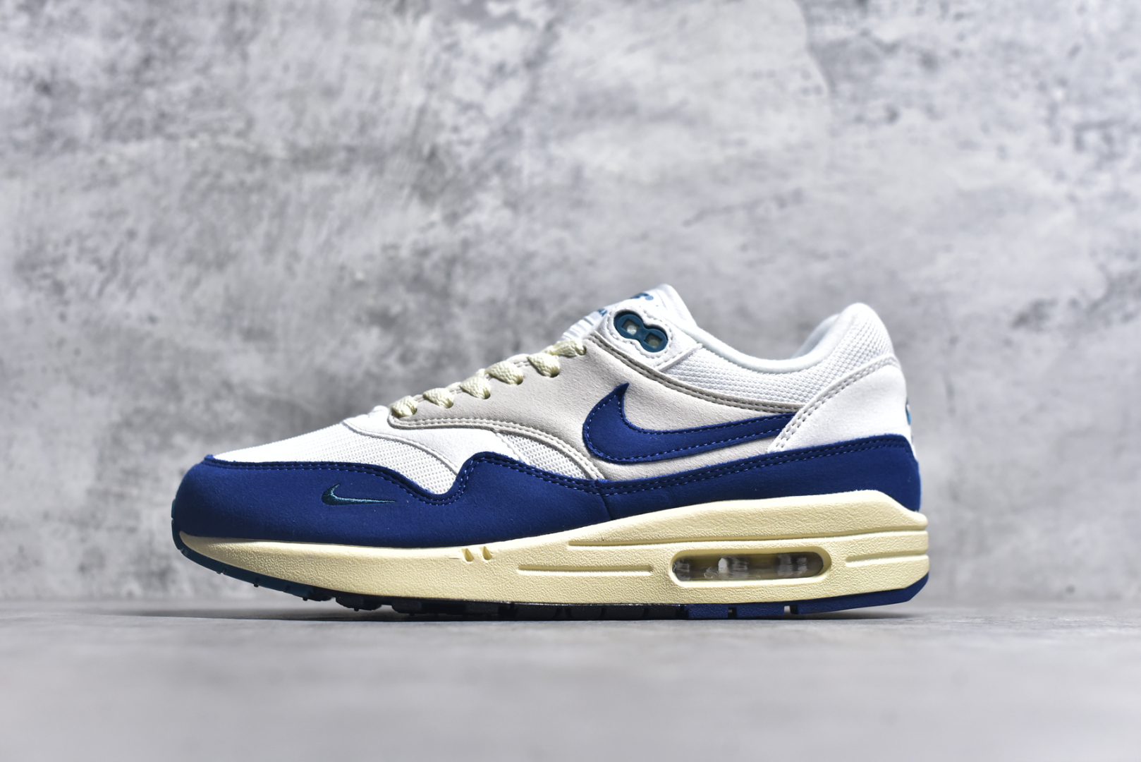 #NK Air Max 1 初代复古气垫慢跑鞋 FQ8048-133 由Tinker Hatfeld和Mark Parker在1987年设计 灵感来自于巴黎蓬皮杜中心 在参观了蓬皮杜中心之后提出了Air Max的标志性开窗可视气垫的理念 并将其实际开发成功 是NK史上第一双可视气垫跑鞋 凭借着Air Max气垫带来的舒适脚感和鞋面面料上的不断精进才使得Air Max 1在现如今都是复古慢跑鞋的首选 深厚的历史渊源 独特的流线形设计 极为复古的外观使得它深受鞋迷的喜爱 尺码：36 36.5 37.5 38 38.5 39 40 40.5 41 42 42.5 43 44 44.5 45 46 47.5-选品中心