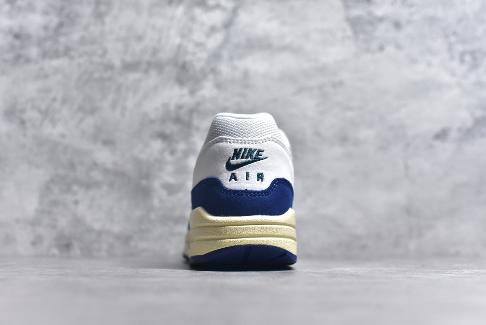 图片[5]-#NK Air Max 1 初代复古气垫慢跑鞋 FQ8048-133 由Tinker Hatfeld和Mark Parker在1987年设计 灵感来自于巴黎蓬皮杜中心 在参观了蓬皮杜中心之后提出了Air Max的标志性开窗可视气垫的理念 并将其实际开发成功 是NK史上第一双可视气垫跑鞋 凭借着Air Max气垫带来的舒适脚感和鞋面面料上的不断精进才使得Air Max 1在现如今都是复古慢跑鞋的首选 深厚的历史渊源 独特的流线形设计 极为复古的外观使得它深受鞋迷的喜爱 尺码：36 36.5 37.5 38 38.5 39 40 40.5 41 42 42.5 43 44 44.5 45 46 47.5-选品中心