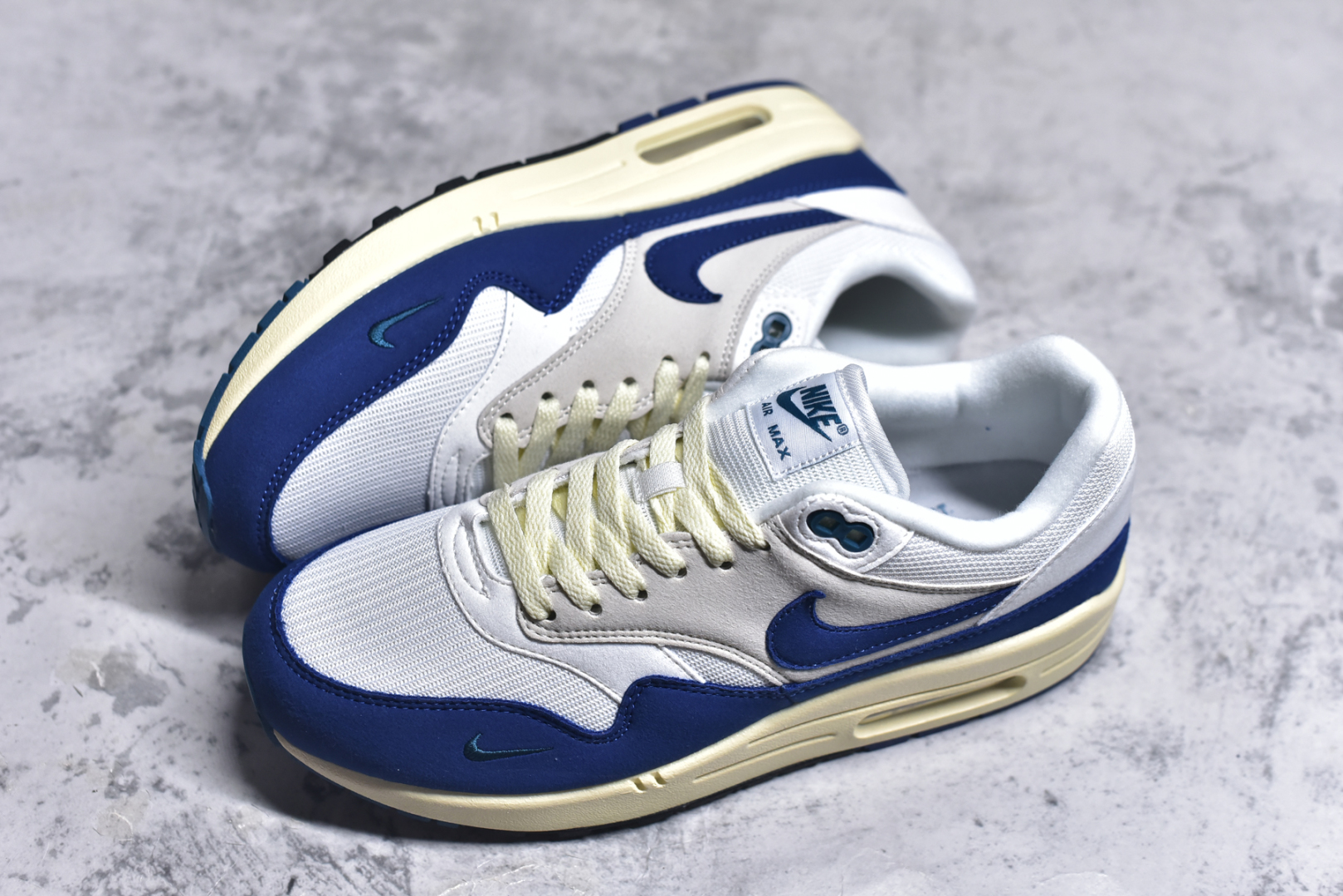 图片[7]-#NK Air Max 1 初代复古气垫慢跑鞋 FQ8048-133 由Tinker Hatfeld和Mark Parker在1987年设计 灵感来自于巴黎蓬皮杜中心 在参观了蓬皮杜中心之后提出了Air Max的标志性开窗可视气垫的理念 并将其实际开发成功 是NK史上第一双可视气垫跑鞋 凭借着Air Max气垫带来的舒适脚感和鞋面面料上的不断精进才使得Air Max 1在现如今都是复古慢跑鞋的首选 深厚的历史渊源 独特的流线形设计 极为复古的外观使得它深受鞋迷的喜爱 尺码：36 36.5 37.5 38 38.5 39 40 40.5 41 42 42.5 43 44 44.5 45 46 47.5-选品中心