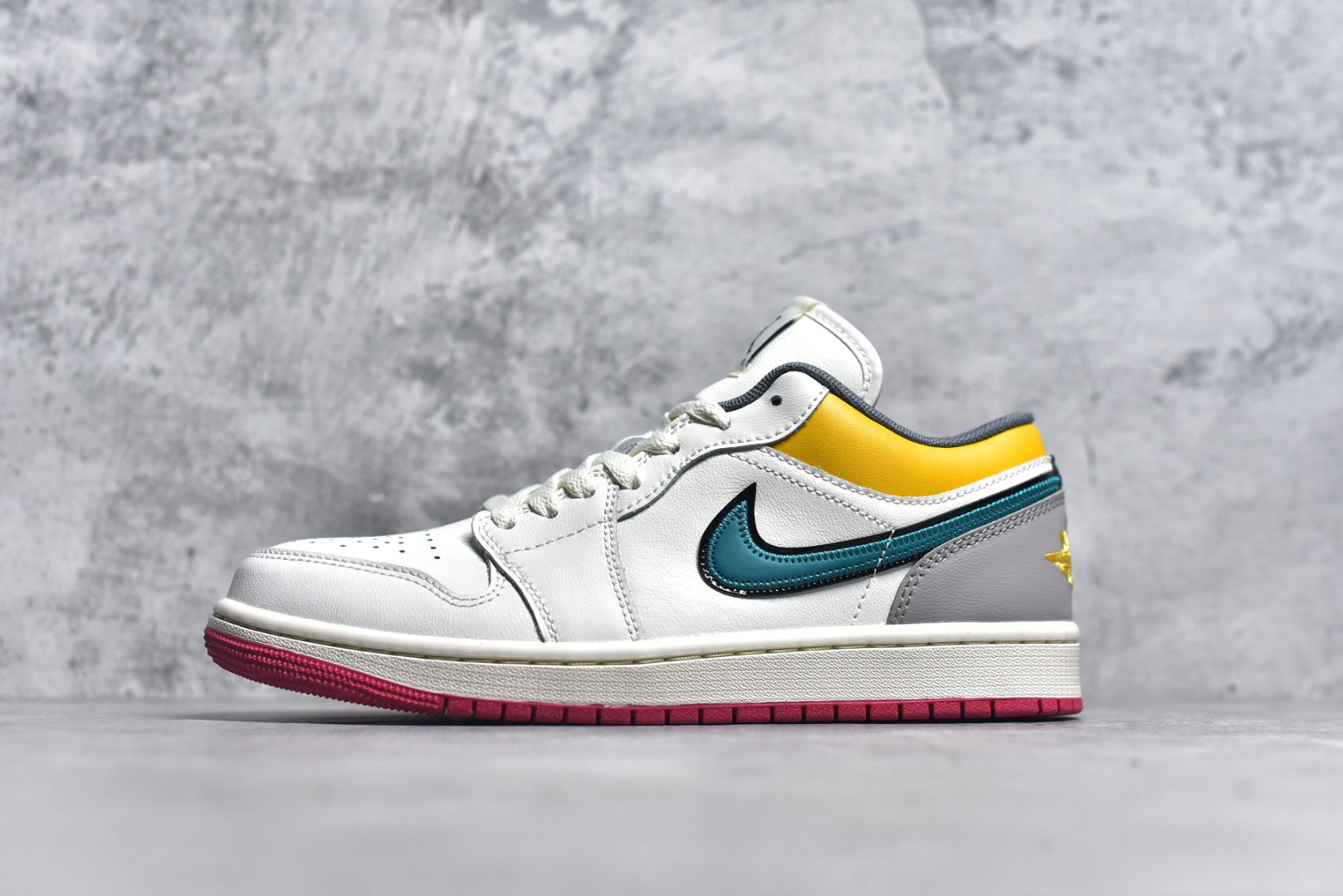 #Air Jordan AJ1 Low 低帮 帆白黄 HV4511-133 终端优势供应 市面中低帮最具代表性版本没有之一 口碑大厂出品 品控大底版型不断改良更新 全套原纸板楦头开发 确保原汁原味 完美呈现版型 完美零毛边处理 原厂内置全掌气垫 价格定位良心 平台专用代工流水线出品 一眼公司既视感 拿到手的一瞬间就与众不同 碾压市面所有版本 全部原鞋开发 每一个配色都会采购原鞋确认细节 打破市面看图做货无好货之说 帆白 HV4511-133 男女鞋 35.5 36 36.5 37.5 38 38.5 39 40 40.5 41 42 42.5 43 44 44.5 45 46-选品中心