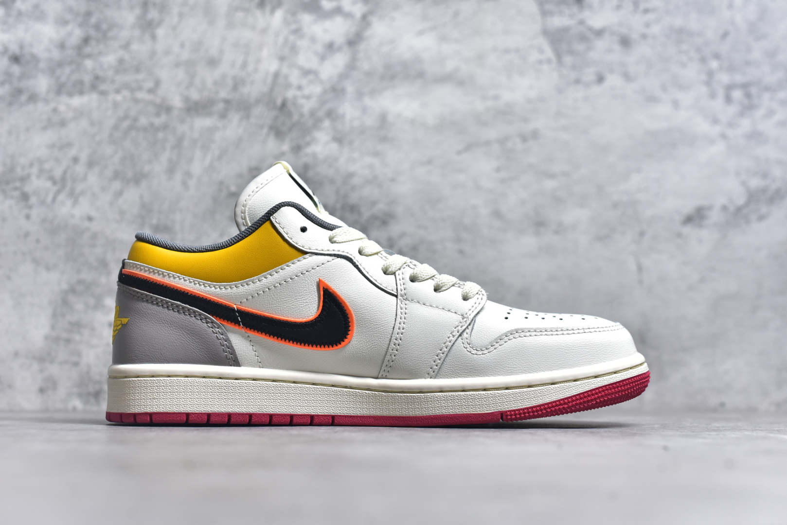 图片[3]-#Air Jordan AJ1 Low 低帮 帆白黄 HV4511-133 终端优势供应 市面中低帮最具代表性版本没有之一 口碑大厂出品 品控大底版型不断改良更新 全套原纸板楦头开发 确保原汁原味 完美呈现版型 完美零毛边处理 原厂内置全掌气垫 价格定位良心 平台专用代工流水线出品 一眼公司既视感 拿到手的一瞬间就与众不同 碾压市面所有版本 全部原鞋开发 每一个配色都会采购原鞋确认细节 打破市面看图做货无好货之说 帆白 HV4511-133 男女鞋 35.5 36 36.5 37.5 38 38.5 39 40 40.5 41 42 42.5 43 44 44.5 45 46-选品中心