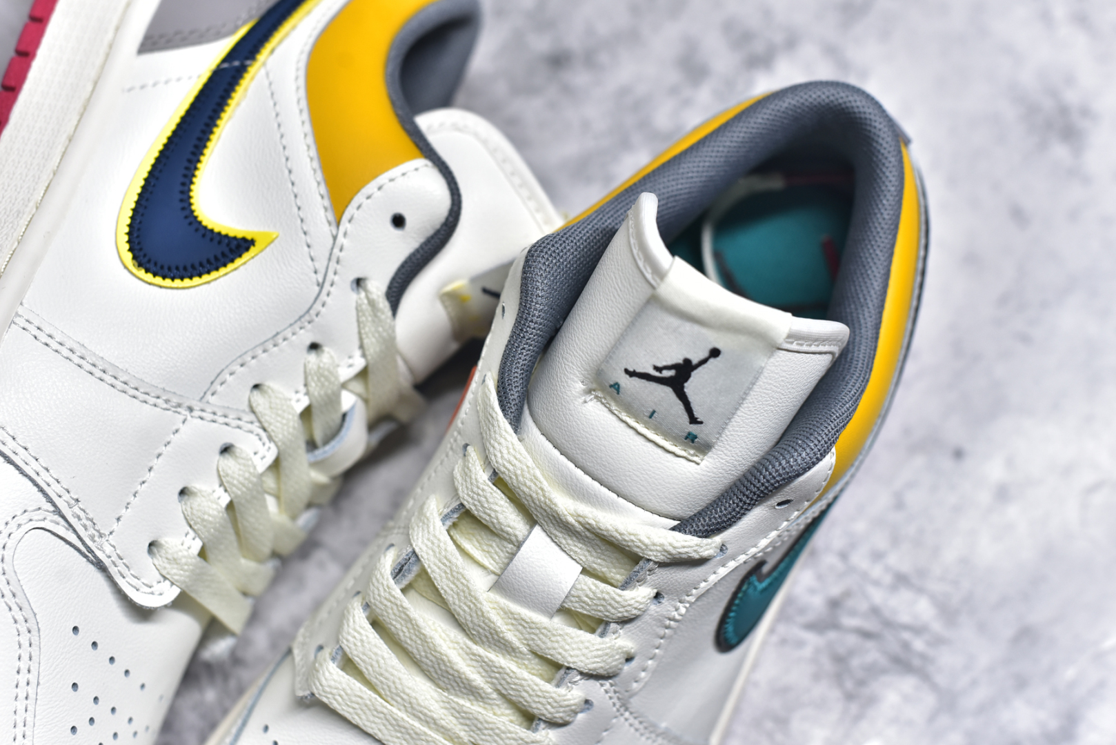 图片[9]-#Air Jordan AJ1 Low 低帮 帆白黄 HV4511-133 终端优势供应 市面中低帮最具代表性版本没有之一 口碑大厂出品 品控大底版型不断改良更新 全套原纸板楦头开发 确保原汁原味 完美呈现版型 完美零毛边处理 原厂内置全掌气垫 价格定位良心 平台专用代工流水线出品 一眼公司既视感 拿到手的一瞬间就与众不同 碾压市面所有版本 全部原鞋开发 每一个配色都会采购原鞋确认细节 打破市面看图做货无好货之说 帆白 HV4511-133 男女鞋 35.5 36 36.5 37.5 38 38.5 39 40 40.5 41 42 42.5 43 44 44.5 45 46-选品中心
