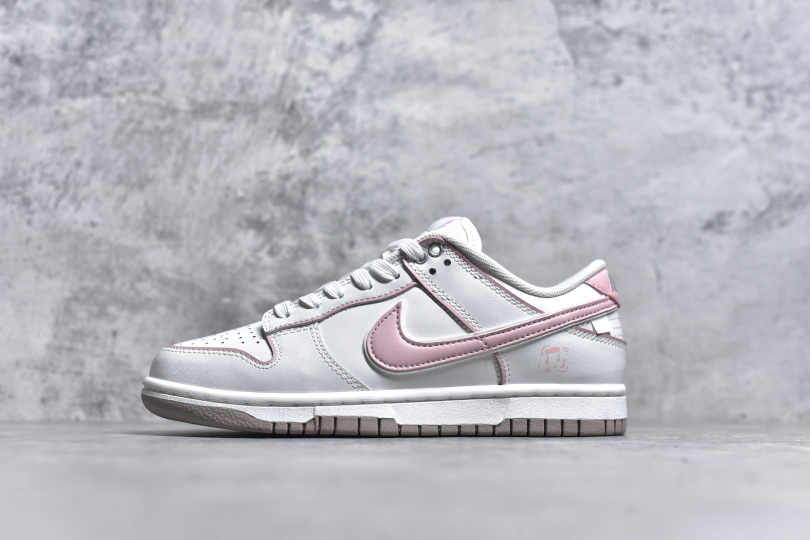 #Nike SB Dunk Low 丘比特之心 周年高端定制 低帮休闲板鞋 YW0212-012 #定制鞋盒 大厂纯原品质出货 超高清洁度 皮料切割干净无任何毛边 细节完美 尺码：35.5 36 36.5 37.5 38 38.5 39 40-选品中心