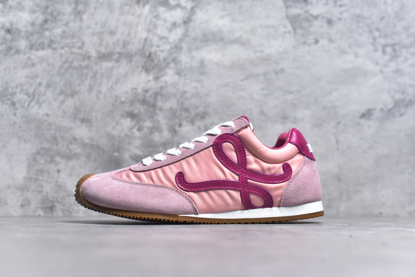 #罗意威/Loewe Ballet Runner 25ss春季新款爆款芭蕾舞鞋 2.0系列阿甘复古风德训薄底百搭休闲运动鞋 右脚鞋舌镶嵌NFC芯片装置 扫描秒进官网 不对称鞋头造型 外贸出口订单 广东原厂 作为Loewe的标志性设计 超柔软，轻便且灵活的鞋底，新的波浪纹理橡胶外底，延伸至鞋头，升级的柔软皮革内衬和鞋床，提供最大舒适感，后跟有3D注塑橡胶徽标，真皮和皮料混搭彰显复古风格 内增高拼色德训鞋 阿甘鞋 小白鞋 拼色拼接鞋面 非常高级隐藏式小内增高 脚后跟设计新颖 柔软舒适 会被评为年度最舒适的暴走鞋 如履平地 原版细节 鞋面由进口麂皮 牛皮 原版布拼接 牛皮垫脚 原版定制磨具组合大底 原盒包装 内娱明星杨幂等众多同款上脚 小红书 一系列素材图 极具爆款。 尺码：35 36 37 38 39 40 41 42 43 44-选品中心