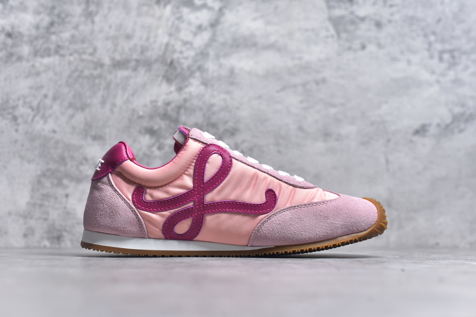 图片[3]-#罗意威/Loewe Ballet Runner 25ss春季新款爆款芭蕾舞鞋 2.0系列阿甘复古风德训薄底百搭休闲运动鞋 右脚鞋舌镶嵌NFC芯片装置 扫描秒进官网 不对称鞋头造型 外贸出口订单 广东原厂 作为Loewe的标志性设计 超柔软，轻便且灵活的鞋底，新的波浪纹理橡胶外底，延伸至鞋头，升级的柔软皮革内衬和鞋床，提供最大舒适感，后跟有3D注塑橡胶徽标，真皮和皮料混搭彰显复古风格 内增高拼色德训鞋 阿甘鞋 小白鞋 拼色拼接鞋面 非常高级隐藏式小内增高 脚后跟设计新颖 柔软舒适 会被评为年度最舒适的暴走鞋 如履平地 原版细节 鞋面由进口麂皮 牛皮 原版布拼接 牛皮垫脚 原版定制磨具组合大底 原盒包装 内娱明星杨幂等众多同款上脚 小红书 一系列素材图 极具爆款。 尺码：35 36 37 38 39 40 41 42 43 44-选品中心