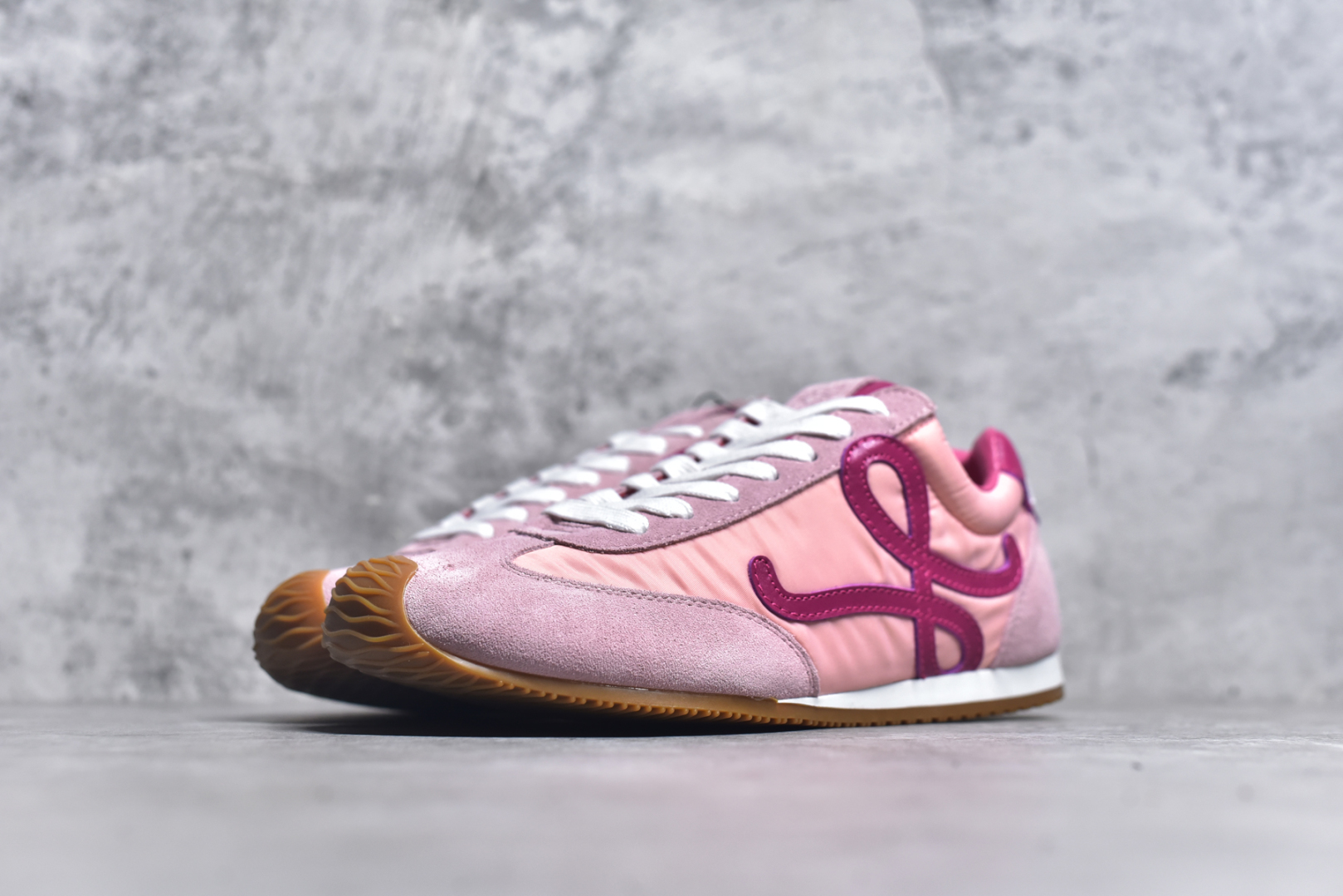 图片[2]-#罗意威/Loewe Ballet Runner 25ss春季新款爆款芭蕾舞鞋 2.0系列阿甘复古风德训薄底百搭休闲运动鞋 右脚鞋舌镶嵌NFC芯片装置 扫描秒进官网 不对称鞋头造型 外贸出口订单 广东原厂 作为Loewe的标志性设计 超柔软，轻便且灵活的鞋底，新的波浪纹理橡胶外底，延伸至鞋头，升级的柔软皮革内衬和鞋床，提供最大舒适感，后跟有3D注塑橡胶徽标，真皮和皮料混搭彰显复古风格 内增高拼色德训鞋 阿甘鞋 小白鞋 拼色拼接鞋面 非常高级隐藏式小内增高 脚后跟设计新颖 柔软舒适 会被评为年度最舒适的暴走鞋 如履平地 原版细节 鞋面由进口麂皮 牛皮 原版布拼接 牛皮垫脚 原版定制磨具组合大底 原盒包装 内娱明星杨幂等众多同款上脚 小红书 一系列素材图 极具爆款。 尺码：35 36 37 38 39 40 41 42 43 44-选品中心