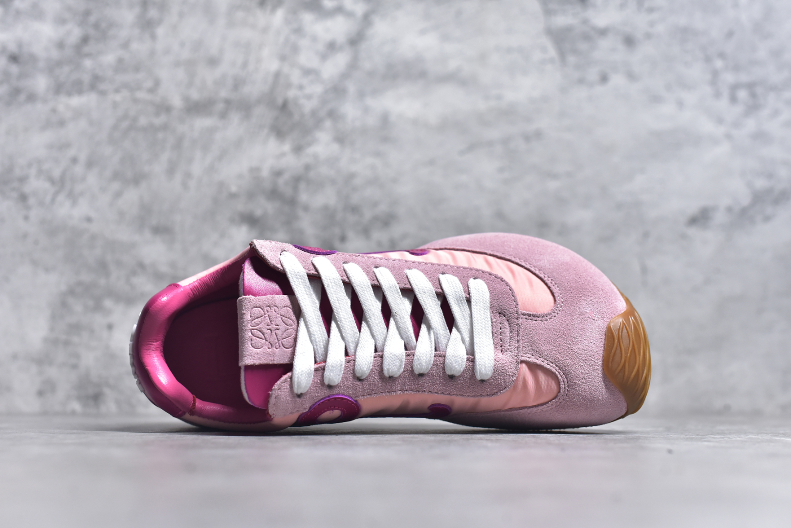图片[4]-#罗意威/Loewe Ballet Runner 25ss春季新款爆款芭蕾舞鞋 2.0系列阿甘复古风德训薄底百搭休闲运动鞋 右脚鞋舌镶嵌NFC芯片装置 扫描秒进官网 不对称鞋头造型 外贸出口订单 广东原厂 作为Loewe的标志性设计 超柔软，轻便且灵活的鞋底，新的波浪纹理橡胶外底，延伸至鞋头，升级的柔软皮革内衬和鞋床，提供最大舒适感，后跟有3D注塑橡胶徽标，真皮和皮料混搭彰显复古风格 内增高拼色德训鞋 阿甘鞋 小白鞋 拼色拼接鞋面 非常高级隐藏式小内增高 脚后跟设计新颖 柔软舒适 会被评为年度最舒适的暴走鞋 如履平地 原版细节 鞋面由进口麂皮 牛皮 原版布拼接 牛皮垫脚 原版定制磨具组合大底 原盒包装 内娱明星杨幂等众多同款上脚 小红书 一系列素材图 极具爆款。 尺码：35 36 37 38 39 40 41 42 43 44-选品中心