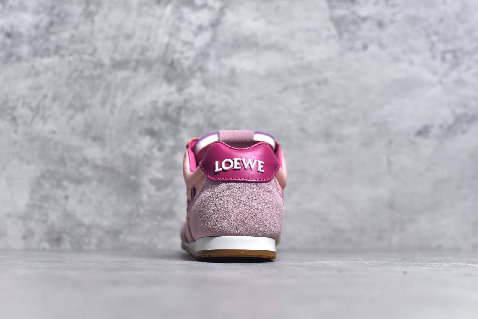 图片[5]-#罗意威/Loewe Ballet Runner 25ss春季新款爆款芭蕾舞鞋 2.0系列阿甘复古风德训薄底百搭休闲运动鞋 右脚鞋舌镶嵌NFC芯片装置 扫描秒进官网 不对称鞋头造型 外贸出口订单 广东原厂 作为Loewe的标志性设计 超柔软，轻便且灵活的鞋底，新的波浪纹理橡胶外底，延伸至鞋头，升级的柔软皮革内衬和鞋床，提供最大舒适感，后跟有3D注塑橡胶徽标，真皮和皮料混搭彰显复古风格 内增高拼色德训鞋 阿甘鞋 小白鞋 拼色拼接鞋面 非常高级隐藏式小内增高 脚后跟设计新颖 柔软舒适 会被评为年度最舒适的暴走鞋 如履平地 原版细节 鞋面由进口麂皮 牛皮 原版布拼接 牛皮垫脚 原版定制磨具组合大底 原盒包装 内娱明星杨幂等众多同款上脚 小红书 一系列素材图 极具爆款。 尺码：35 36 37 38 39 40 41 42 43 44-选品中心