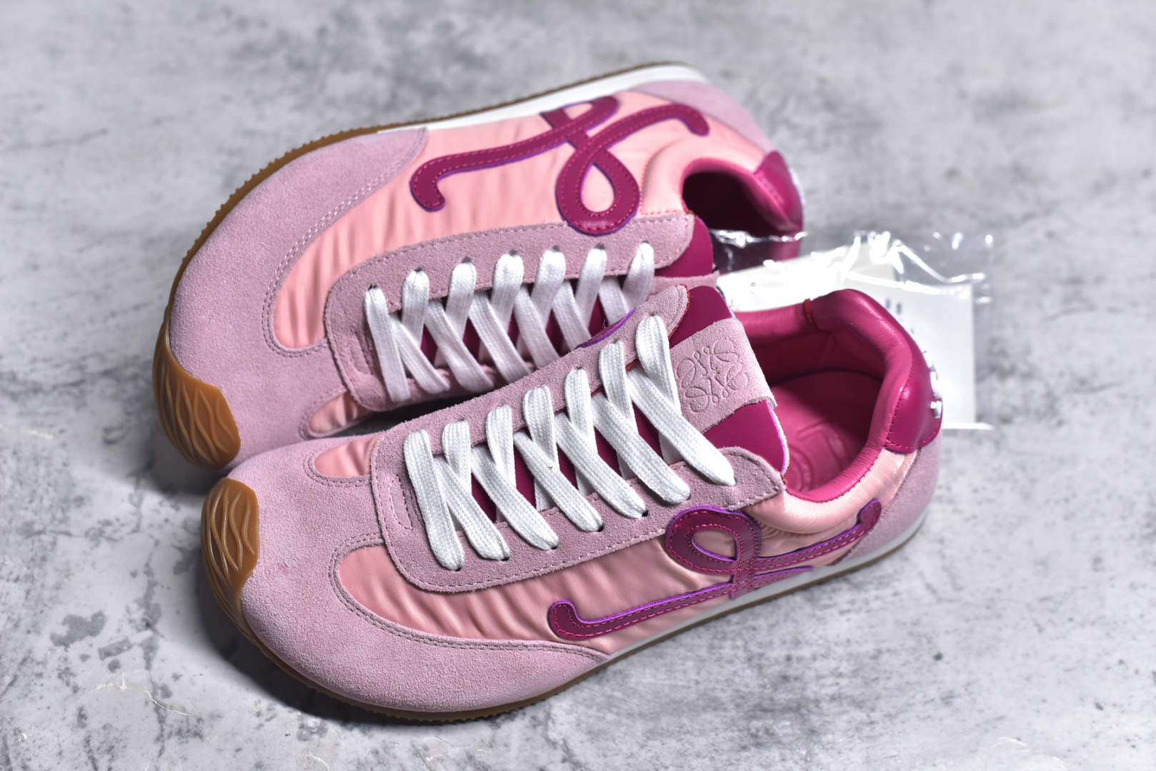 图片[7]-#罗意威/Loewe Ballet Runner 25ss春季新款爆款芭蕾舞鞋 2.0系列阿甘复古风德训薄底百搭休闲运动鞋 右脚鞋舌镶嵌NFC芯片装置 扫描秒进官网 不对称鞋头造型 外贸出口订单 广东原厂 作为Loewe的标志性设计 超柔软，轻便且灵活的鞋底，新的波浪纹理橡胶外底，延伸至鞋头，升级的柔软皮革内衬和鞋床，提供最大舒适感，后跟有3D注塑橡胶徽标，真皮和皮料混搭彰显复古风格 内增高拼色德训鞋 阿甘鞋 小白鞋 拼色拼接鞋面 非常高级隐藏式小内增高 脚后跟设计新颖 柔软舒适 会被评为年度最舒适的暴走鞋 如履平地 原版细节 鞋面由进口麂皮 牛皮 原版布拼接 牛皮垫脚 原版定制磨具组合大底 原盒包装 内娱明星杨幂等众多同款上脚 小红书 一系列素材图 极具爆款。 尺码：35 36 37 38 39 40 41 42 43 44-选品中心