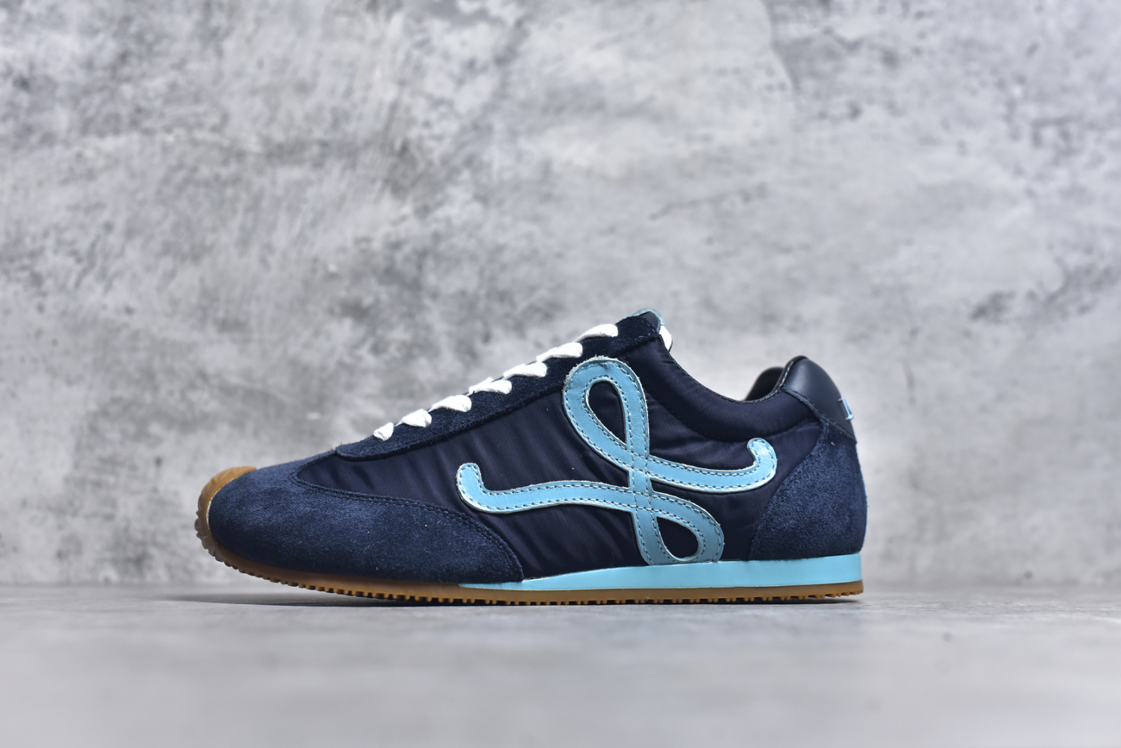 #罗意威/Loewe Ballet Runner 25ss春季新款爆款芭蕾舞鞋 2.0系列阿甘复古风德训薄底百搭休闲运动鞋 右脚鞋舌镶嵌NFC芯片装置 扫描秒进官网 不对称鞋头造型 外贸出口订单 广东原厂 作为Loewe的标志性设计 超柔软，轻便且灵活的鞋底，新的波浪纹理橡胶外底，延伸至鞋头，升级的柔软皮革内衬和鞋床，提供最大舒适感，后跟有3D注塑橡胶徽标，真皮和皮料混搭彰显复古风格 内增高拼色德训鞋 阿甘鞋 小白鞋 拼色拼接鞋面 非常高级隐藏式小内增高 脚后跟设计新颖 柔软舒适 会被评为年度最舒适的暴走鞋 如履平地 原版细节 鞋面由进口麂皮 牛皮 原版布拼接 牛皮垫脚 原版定制磨具组合大底 原盒包装 内娱明星杨幂等众多同款上脚 小红书 一系列素材图 极具爆款。 尺码：35 36 37 38 39 40 41 42 43 44-选品中心