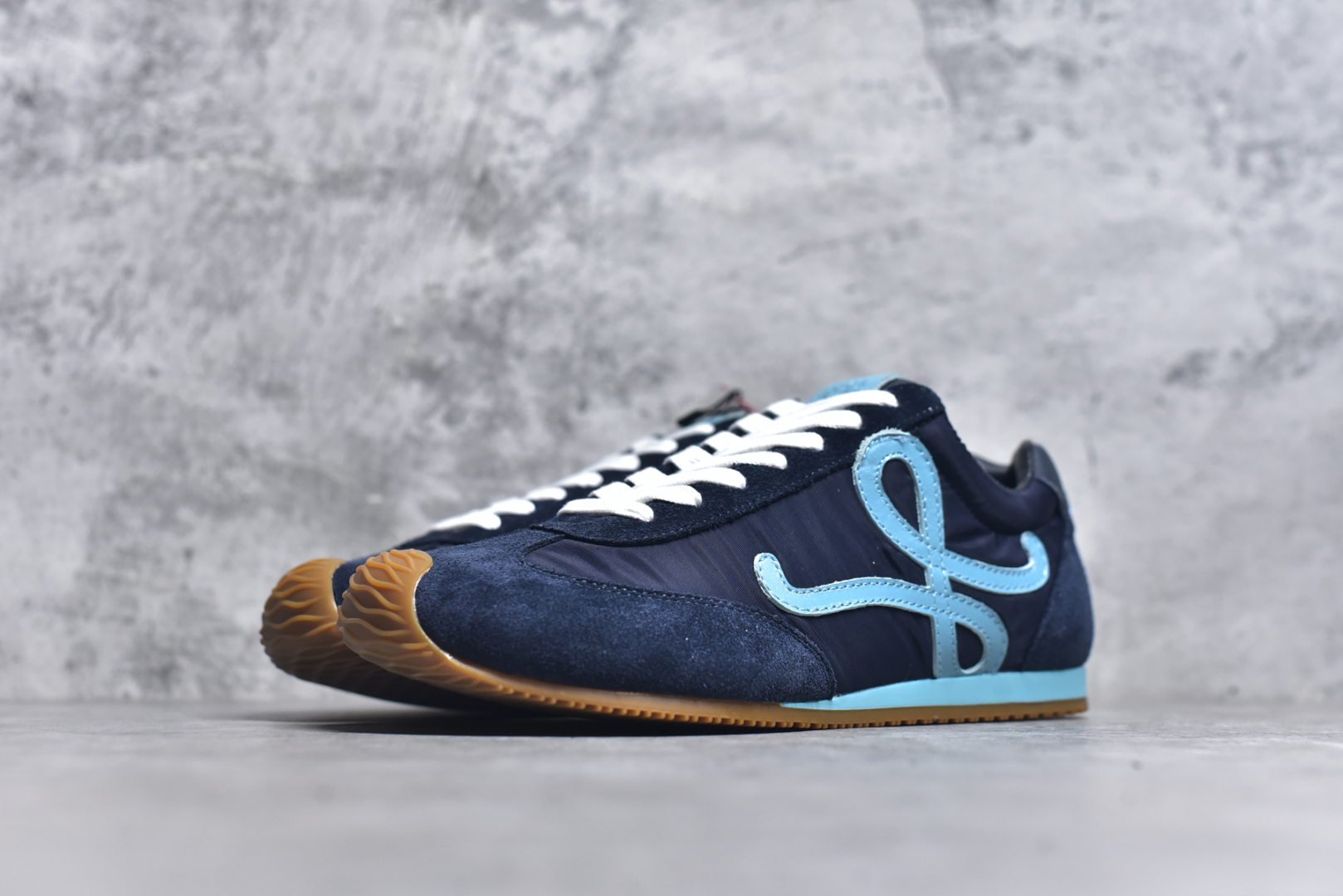 图片[2]-#罗意威/Loewe Ballet Runner 25ss春季新款爆款芭蕾舞鞋 2.0系列阿甘复古风德训薄底百搭休闲运动鞋 右脚鞋舌镶嵌NFC芯片装置 扫描秒进官网 不对称鞋头造型 外贸出口订单 广东原厂 作为Loewe的标志性设计 超柔软，轻便且灵活的鞋底，新的波浪纹理橡胶外底，延伸至鞋头，升级的柔软皮革内衬和鞋床，提供最大舒适感，后跟有3D注塑橡胶徽标，真皮和皮料混搭彰显复古风格 内增高拼色德训鞋 阿甘鞋 小白鞋 拼色拼接鞋面 非常高级隐藏式小内增高 脚后跟设计新颖 柔软舒适 会被评为年度最舒适的暴走鞋 如履平地 原版细节 鞋面由进口麂皮 牛皮 原版布拼接 牛皮垫脚 原版定制磨具组合大底 原盒包装 内娱明星杨幂等众多同款上脚 小红书 一系列素材图 极具爆款。 尺码：35 36 37 38 39 40 41 42 43 44-选品中心