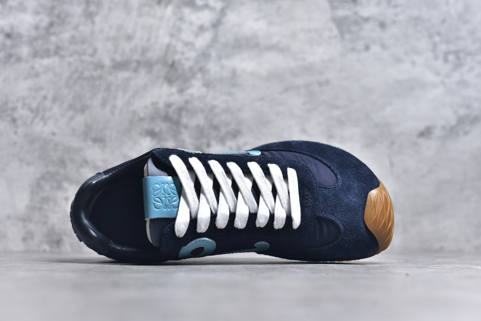 图片[4]-#罗意威/Loewe Ballet Runner 25ss春季新款爆款芭蕾舞鞋 2.0系列阿甘复古风德训薄底百搭休闲运动鞋 右脚鞋舌镶嵌NFC芯片装置 扫描秒进官网 不对称鞋头造型 外贸出口订单 广东原厂 作为Loewe的标志性设计 超柔软，轻便且灵活的鞋底，新的波浪纹理橡胶外底，延伸至鞋头，升级的柔软皮革内衬和鞋床，提供最大舒适感，后跟有3D注塑橡胶徽标，真皮和皮料混搭彰显复古风格 内增高拼色德训鞋 阿甘鞋 小白鞋 拼色拼接鞋面 非常高级隐藏式小内增高 脚后跟设计新颖 柔软舒适 会被评为年度最舒适的暴走鞋 如履平地 原版细节 鞋面由进口麂皮 牛皮 原版布拼接 牛皮垫脚 原版定制磨具组合大底 原盒包装 内娱明星杨幂等众多同款上脚 小红书 一系列素材图 极具爆款。 尺码：35 36 37 38 39 40 41 42 43 44-选品中心