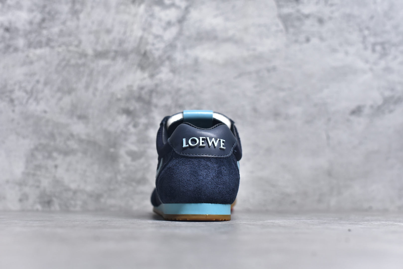 图片[5]-#罗意威/Loewe Ballet Runner 25ss春季新款爆款芭蕾舞鞋 2.0系列阿甘复古风德训薄底百搭休闲运动鞋 右脚鞋舌镶嵌NFC芯片装置 扫描秒进官网 不对称鞋头造型 外贸出口订单 广东原厂 作为Loewe的标志性设计 超柔软，轻便且灵活的鞋底，新的波浪纹理橡胶外底，延伸至鞋头，升级的柔软皮革内衬和鞋床，提供最大舒适感，后跟有3D注塑橡胶徽标，真皮和皮料混搭彰显复古风格 内增高拼色德训鞋 阿甘鞋 小白鞋 拼色拼接鞋面 非常高级隐藏式小内增高 脚后跟设计新颖 柔软舒适 会被评为年度最舒适的暴走鞋 如履平地 原版细节 鞋面由进口麂皮 牛皮 原版布拼接 牛皮垫脚 原版定制磨具组合大底 原盒包装 内娱明星杨幂等众多同款上脚 小红书 一系列素材图 极具爆款。 尺码：35 36 37 38 39 40 41 42 43 44-选品中心