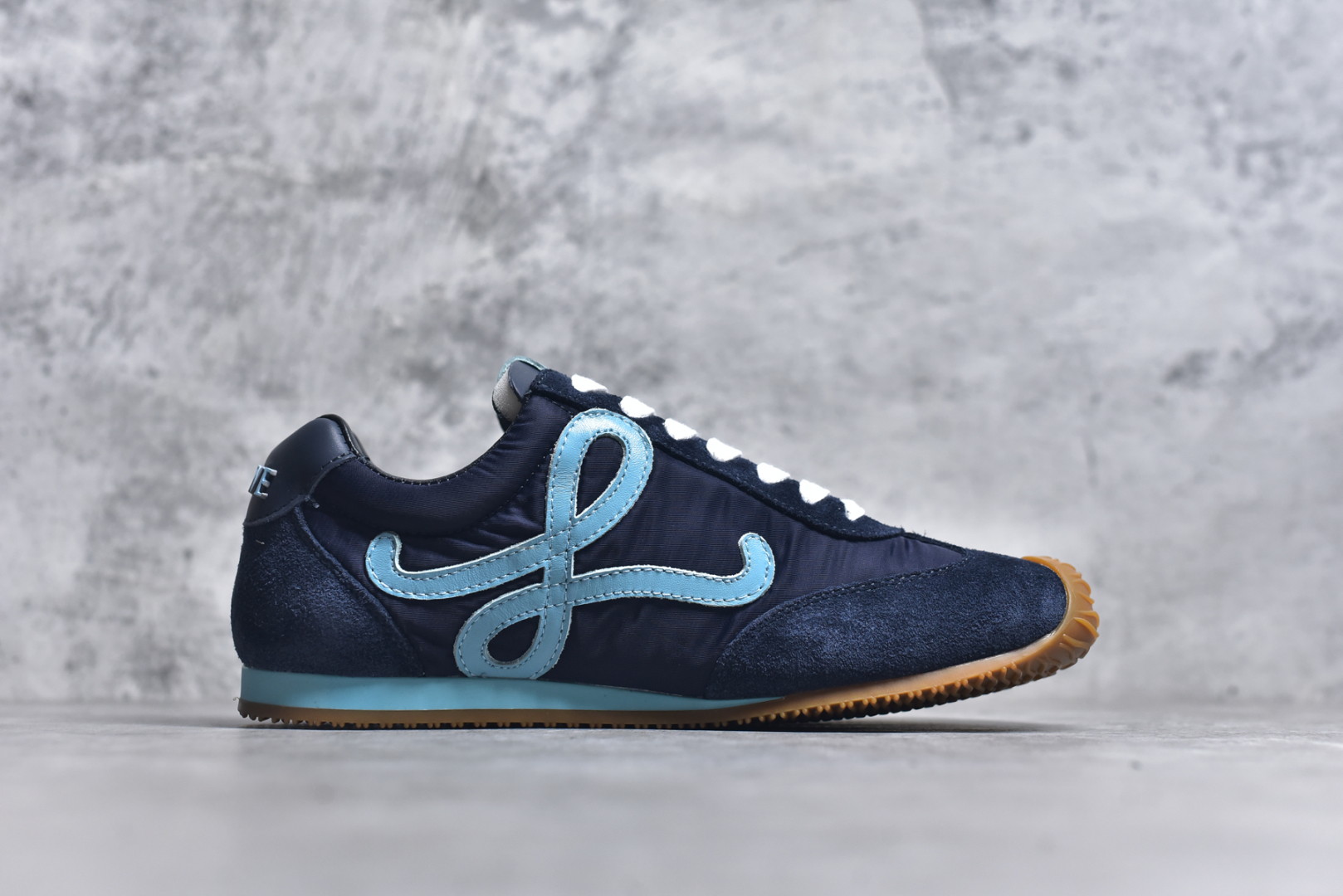 图片[3]-#罗意威/Loewe Ballet Runner 25ss春季新款爆款芭蕾舞鞋 2.0系列阿甘复古风德训薄底百搭休闲运动鞋 右脚鞋舌镶嵌NFC芯片装置 扫描秒进官网 不对称鞋头造型 外贸出口订单 广东原厂 作为Loewe的标志性设计 超柔软，轻便且灵活的鞋底，新的波浪纹理橡胶外底，延伸至鞋头，升级的柔软皮革内衬和鞋床，提供最大舒适感，后跟有3D注塑橡胶徽标，真皮和皮料混搭彰显复古风格 内增高拼色德训鞋 阿甘鞋 小白鞋 拼色拼接鞋面 非常高级隐藏式小内增高 脚后跟设计新颖 柔软舒适 会被评为年度最舒适的暴走鞋 如履平地 原版细节 鞋面由进口麂皮 牛皮 原版布拼接 牛皮垫脚 原版定制磨具组合大底 原盒包装 内娱明星杨幂等众多同款上脚 小红书 一系列素材图 极具爆款。 尺码：35 36 37 38 39 40 41 42 43 44-选品中心