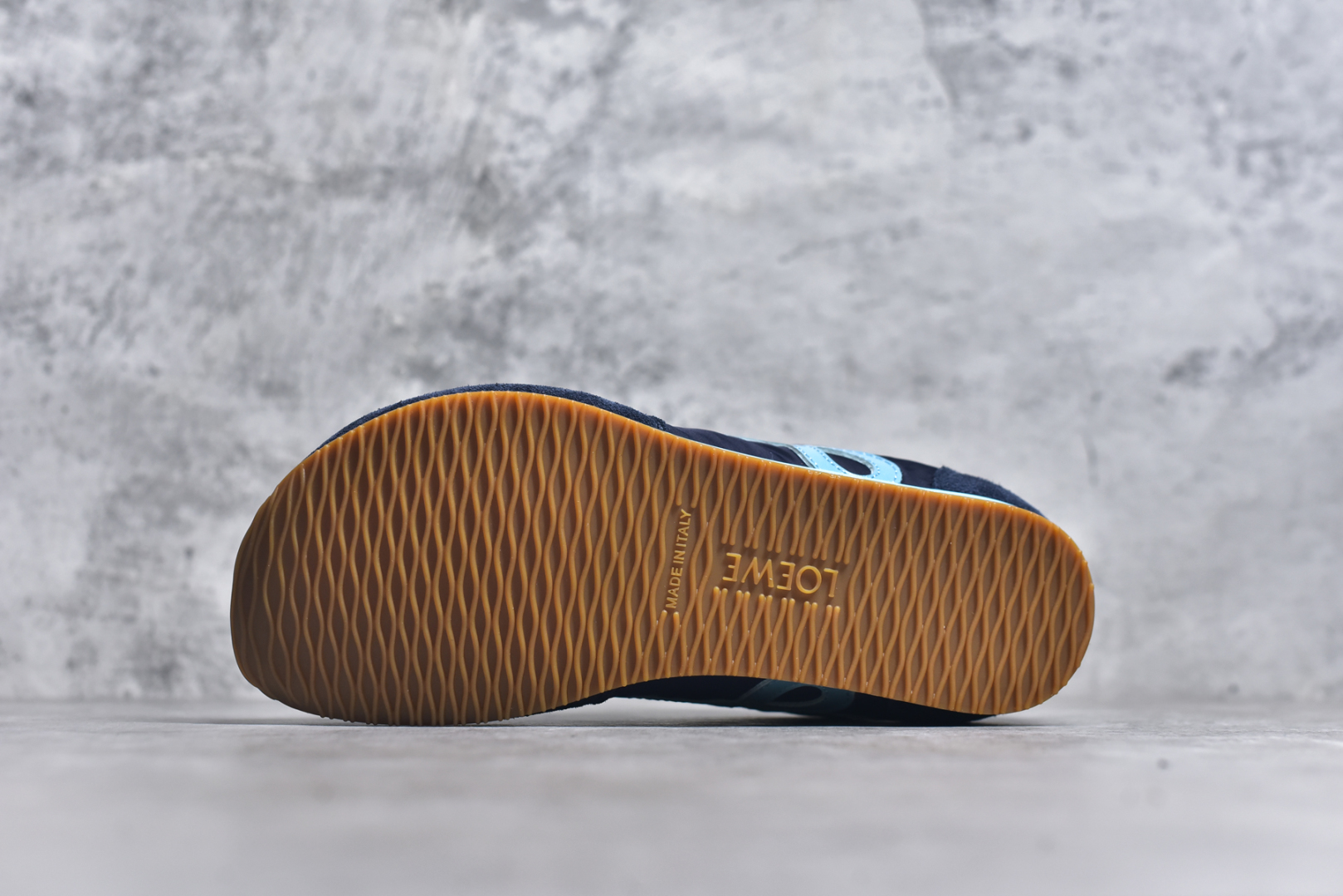 图片[6]-#罗意威/Loewe Ballet Runner 25ss春季新款爆款芭蕾舞鞋 2.0系列阿甘复古风德训薄底百搭休闲运动鞋 右脚鞋舌镶嵌NFC芯片装置 扫描秒进官网 不对称鞋头造型 外贸出口订单 广东原厂 作为Loewe的标志性设计 超柔软，轻便且灵活的鞋底，新的波浪纹理橡胶外底，延伸至鞋头，升级的柔软皮革内衬和鞋床，提供最大舒适感，后跟有3D注塑橡胶徽标，真皮和皮料混搭彰显复古风格 内增高拼色德训鞋 阿甘鞋 小白鞋 拼色拼接鞋面 非常高级隐藏式小内增高 脚后跟设计新颖 柔软舒适 会被评为年度最舒适的暴走鞋 如履平地 原版细节 鞋面由进口麂皮 牛皮 原版布拼接 牛皮垫脚 原版定制磨具组合大底 原盒包装 内娱明星杨幂等众多同款上脚 小红书 一系列素材图 极具爆款。 尺码：35 36 37 38 39 40 41 42 43 44-选品中心
