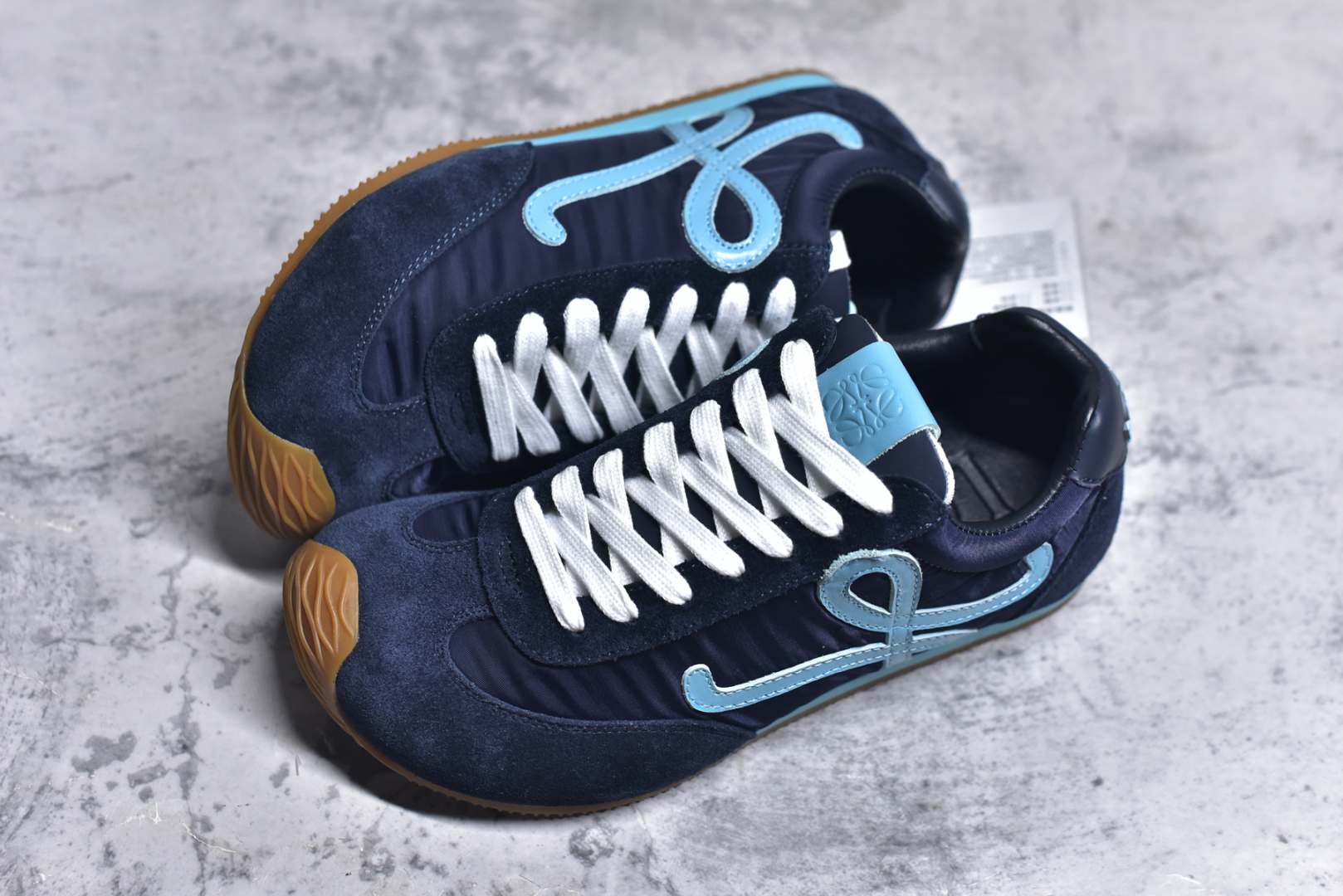 图片[7]-#罗意威/Loewe Ballet Runner 25ss春季新款爆款芭蕾舞鞋 2.0系列阿甘复古风德训薄底百搭休闲运动鞋 右脚鞋舌镶嵌NFC芯片装置 扫描秒进官网 不对称鞋头造型 外贸出口订单 广东原厂 作为Loewe的标志性设计 超柔软，轻便且灵活的鞋底，新的波浪纹理橡胶外底，延伸至鞋头，升级的柔软皮革内衬和鞋床，提供最大舒适感，后跟有3D注塑橡胶徽标，真皮和皮料混搭彰显复古风格 内增高拼色德训鞋 阿甘鞋 小白鞋 拼色拼接鞋面 非常高级隐藏式小内增高 脚后跟设计新颖 柔软舒适 会被评为年度最舒适的暴走鞋 如履平地 原版细节 鞋面由进口麂皮 牛皮 原版布拼接 牛皮垫脚 原版定制磨具组合大底 原盒包装 内娱明星杨幂等众多同款上脚 小红书 一系列素材图 极具爆款。 尺码：35 36 37 38 39 40 41 42 43 44-选品中心