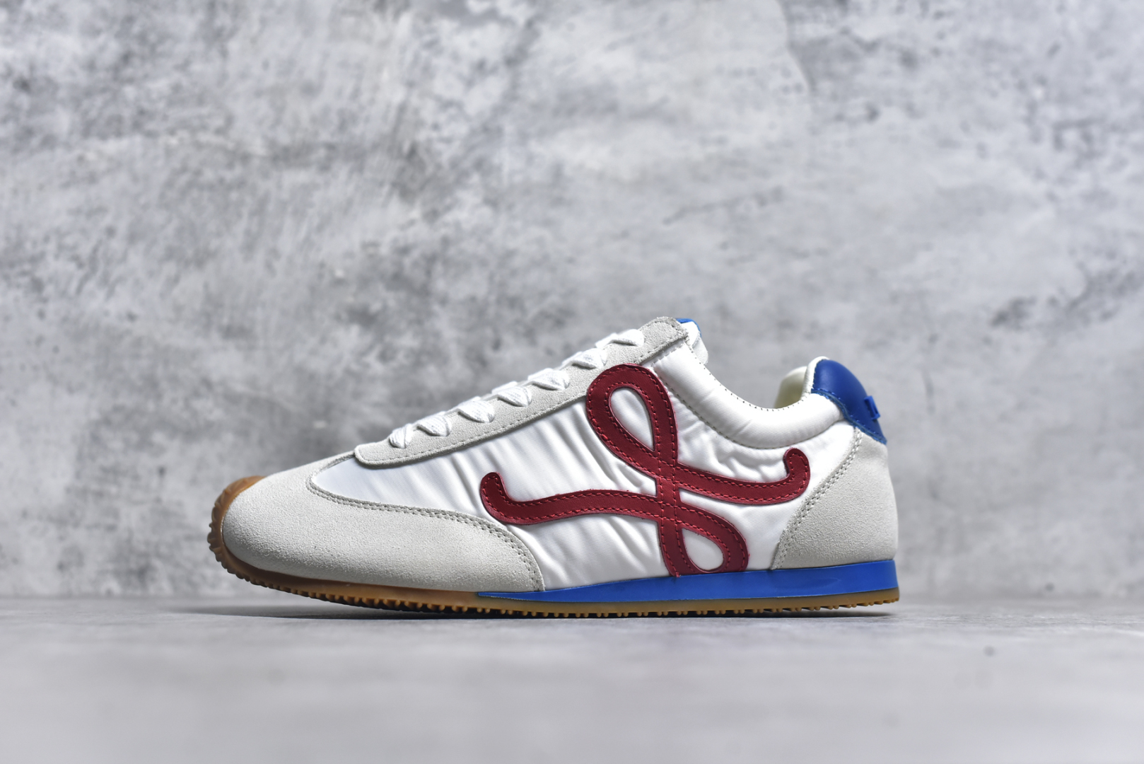 #罗意威/Loewe Ballet Runner 25ss春季新款爆款芭蕾舞鞋 2.0系列阿甘复古风德训薄底百搭休闲运动鞋 右脚鞋舌镶嵌NFC芯片装置 扫描秒进官网 不对称鞋头造型 外贸出口订单 广东原厂 作为Loewe的标志性设计 超柔软，轻便且灵活的鞋底，新的波浪纹理橡胶外底，延伸至鞋头，升级的柔软皮革内衬和鞋床，提供最大舒适感，后跟有3D注塑橡胶徽标，真皮和皮料混搭彰显复古风格 内增高拼色德训鞋 阿甘鞋 小白鞋 拼色拼接鞋面 非常高级隐藏式小内增高 脚后跟设计新颖 柔软舒适 会被评为年度最舒适的暴走鞋 如履平地 原版细节 鞋面由进口麂皮 牛皮 原版布拼接 牛皮垫脚 原版定制磨具组合大底 原盒包装 内娱明星杨幂等众多同款上脚 小红书 一系列素材图 极具爆款。 尺码：35 36 37 38 39 40 41 42 43 44-选品中心