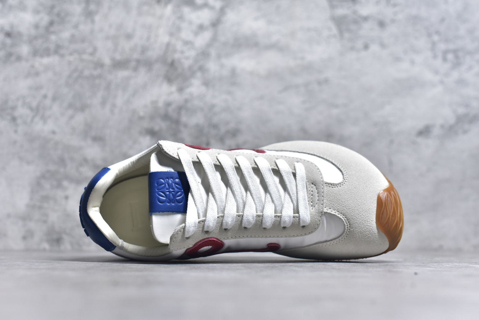 图片[4]-#罗意威/Loewe Ballet Runner 25ss春季新款爆款芭蕾舞鞋 2.0系列阿甘复古风德训薄底百搭休闲运动鞋 右脚鞋舌镶嵌NFC芯片装置 扫描秒进官网 不对称鞋头造型 外贸出口订单 广东原厂 作为Loewe的标志性设计 超柔软，轻便且灵活的鞋底，新的波浪纹理橡胶外底，延伸至鞋头，升级的柔软皮革内衬和鞋床，提供最大舒适感，后跟有3D注塑橡胶徽标，真皮和皮料混搭彰显复古风格 内增高拼色德训鞋 阿甘鞋 小白鞋 拼色拼接鞋面 非常高级隐藏式小内增高 脚后跟设计新颖 柔软舒适 会被评为年度最舒适的暴走鞋 如履平地 原版细节 鞋面由进口麂皮 牛皮 原版布拼接 牛皮垫脚 原版定制磨具组合大底 原盒包装 内娱明星杨幂等众多同款上脚 小红书 一系列素材图 极具爆款。 尺码：35 36 37 38 39 40 41 42 43 44-选品中心