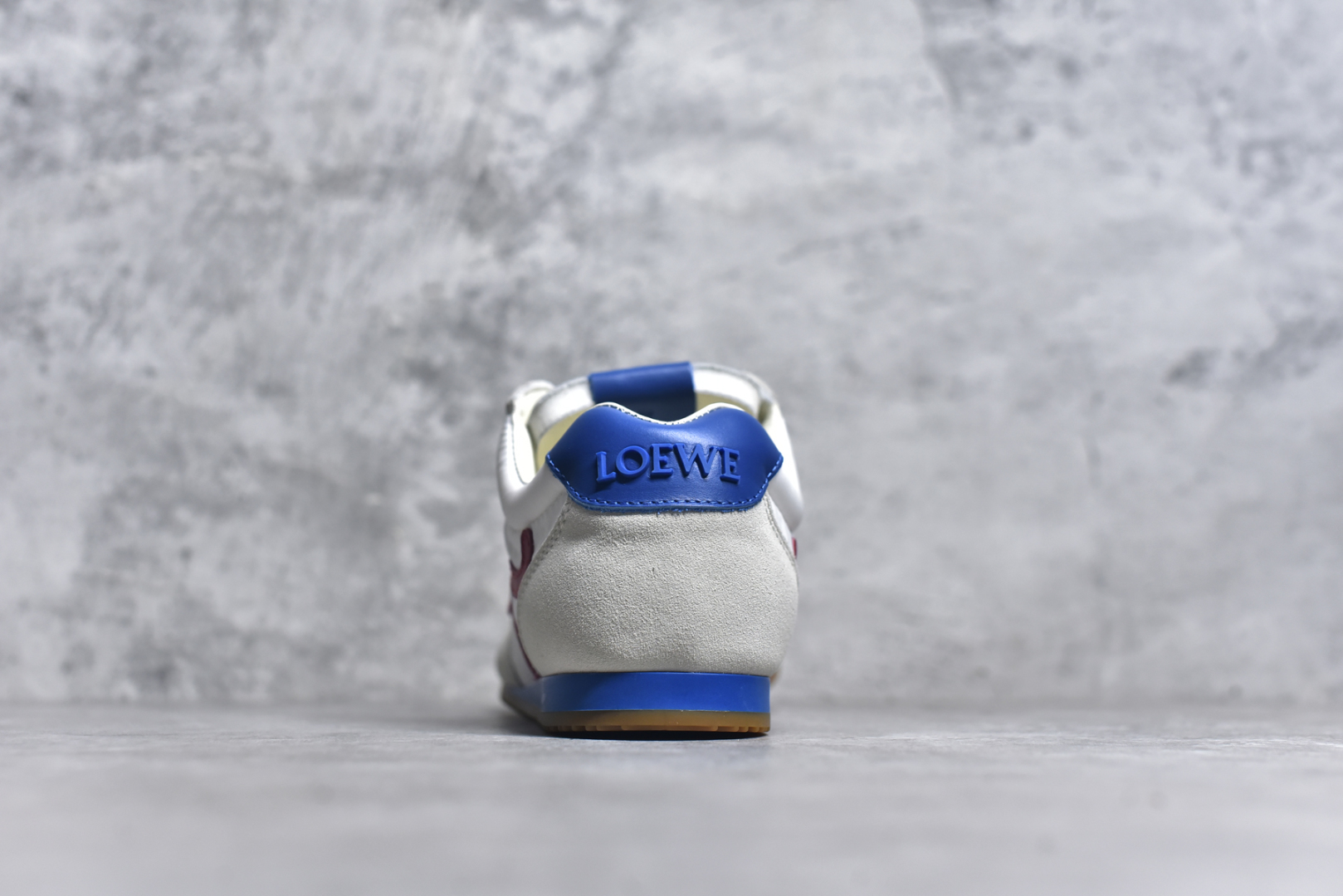 图片[5]-#罗意威/Loewe Ballet Runner 25ss春季新款爆款芭蕾舞鞋 2.0系列阿甘复古风德训薄底百搭休闲运动鞋 右脚鞋舌镶嵌NFC芯片装置 扫描秒进官网 不对称鞋头造型 外贸出口订单 广东原厂 作为Loewe的标志性设计 超柔软，轻便且灵活的鞋底，新的波浪纹理橡胶外底，延伸至鞋头，升级的柔软皮革内衬和鞋床，提供最大舒适感，后跟有3D注塑橡胶徽标，真皮和皮料混搭彰显复古风格 内增高拼色德训鞋 阿甘鞋 小白鞋 拼色拼接鞋面 非常高级隐藏式小内增高 脚后跟设计新颖 柔软舒适 会被评为年度最舒适的暴走鞋 如履平地 原版细节 鞋面由进口麂皮 牛皮 原版布拼接 牛皮垫脚 原版定制磨具组合大底 原盒包装 内娱明星杨幂等众多同款上脚 小红书 一系列素材图 极具爆款。 尺码：35 36 37 38 39 40 41 42 43 44-选品中心