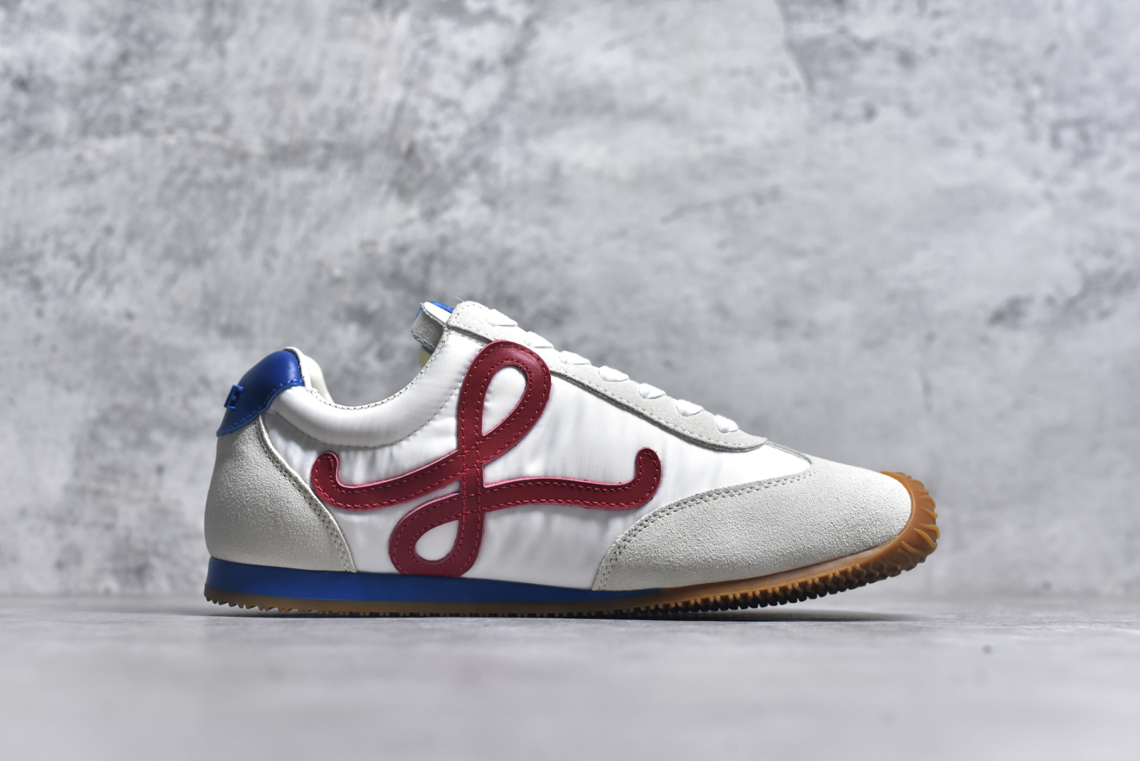 图片[3]-#罗意威/Loewe Ballet Runner 25ss春季新款爆款芭蕾舞鞋 2.0系列阿甘复古风德训薄底百搭休闲运动鞋 右脚鞋舌镶嵌NFC芯片装置 扫描秒进官网 不对称鞋头造型 外贸出口订单 广东原厂 作为Loewe的标志性设计 超柔软，轻便且灵活的鞋底，新的波浪纹理橡胶外底，延伸至鞋头，升级的柔软皮革内衬和鞋床，提供最大舒适感，后跟有3D注塑橡胶徽标，真皮和皮料混搭彰显复古风格 内增高拼色德训鞋 阿甘鞋 小白鞋 拼色拼接鞋面 非常高级隐藏式小内增高 脚后跟设计新颖 柔软舒适 会被评为年度最舒适的暴走鞋 如履平地 原版细节 鞋面由进口麂皮 牛皮 原版布拼接 牛皮垫脚 原版定制磨具组合大底 原盒包装 内娱明星杨幂等众多同款上脚 小红书 一系列素材图 极具爆款。 尺码：35 36 37 38 39 40 41 42 43 44-选品中心
