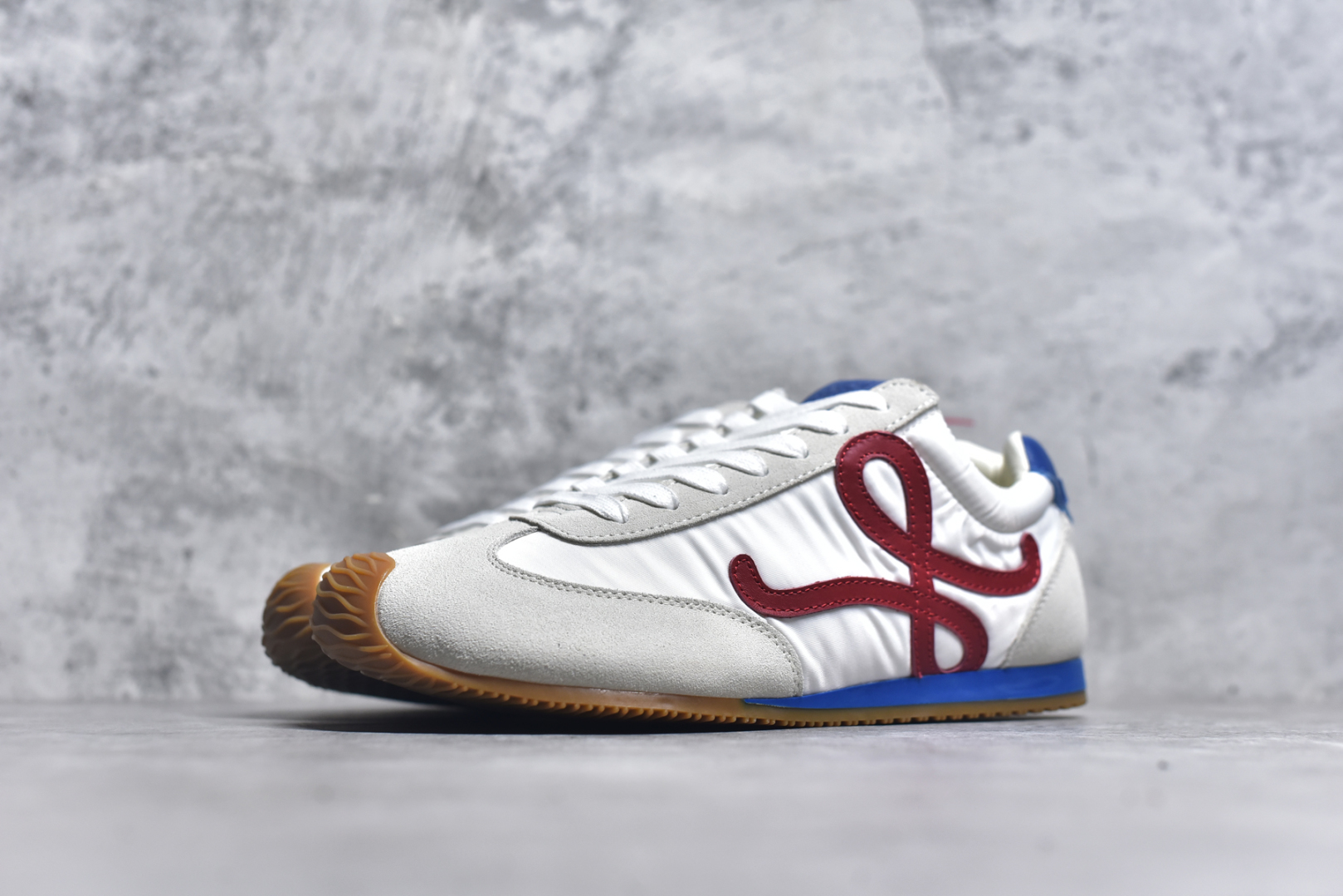 图片[2]-#罗意威/Loewe Ballet Runner 25ss春季新款爆款芭蕾舞鞋 2.0系列阿甘复古风德训薄底百搭休闲运动鞋 右脚鞋舌镶嵌NFC芯片装置 扫描秒进官网 不对称鞋头造型 外贸出口订单 广东原厂 作为Loewe的标志性设计 超柔软，轻便且灵活的鞋底，新的波浪纹理橡胶外底，延伸至鞋头，升级的柔软皮革内衬和鞋床，提供最大舒适感，后跟有3D注塑橡胶徽标，真皮和皮料混搭彰显复古风格 内增高拼色德训鞋 阿甘鞋 小白鞋 拼色拼接鞋面 非常高级隐藏式小内增高 脚后跟设计新颖 柔软舒适 会被评为年度最舒适的暴走鞋 如履平地 原版细节 鞋面由进口麂皮 牛皮 原版布拼接 牛皮垫脚 原版定制磨具组合大底 原盒包装 内娱明星杨幂等众多同款上脚 小红书 一系列素材图 极具爆款。 尺码：35 36 37 38 39 40 41 42 43 44-选品中心