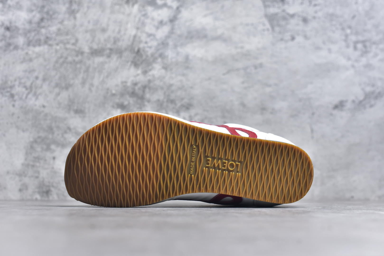 图片[6]-#罗意威/Loewe Ballet Runner 25ss春季新款爆款芭蕾舞鞋 2.0系列阿甘复古风德训薄底百搭休闲运动鞋 右脚鞋舌镶嵌NFC芯片装置 扫描秒进官网 不对称鞋头造型 外贸出口订单 广东原厂 作为Loewe的标志性设计 超柔软，轻便且灵活的鞋底，新的波浪纹理橡胶外底，延伸至鞋头，升级的柔软皮革内衬和鞋床，提供最大舒适感，后跟有3D注塑橡胶徽标，真皮和皮料混搭彰显复古风格 内增高拼色德训鞋 阿甘鞋 小白鞋 拼色拼接鞋面 非常高级隐藏式小内增高 脚后跟设计新颖 柔软舒适 会被评为年度最舒适的暴走鞋 如履平地 原版细节 鞋面由进口麂皮 牛皮 原版布拼接 牛皮垫脚 原版定制磨具组合大底 原盒包装 内娱明星杨幂等众多同款上脚 小红书 一系列素材图 极具爆款。 尺码：35 36 37 38 39 40 41 42 43 44-选品中心