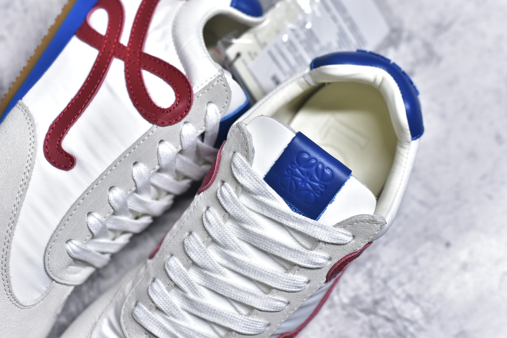 图片[9]-#罗意威/Loewe Ballet Runner 25ss春季新款爆款芭蕾舞鞋 2.0系列阿甘复古风德训薄底百搭休闲运动鞋 右脚鞋舌镶嵌NFC芯片装置 扫描秒进官网 不对称鞋头造型 外贸出口订单 广东原厂 作为Loewe的标志性设计 超柔软，轻便且灵活的鞋底，新的波浪纹理橡胶外底，延伸至鞋头，升级的柔软皮革内衬和鞋床，提供最大舒适感，后跟有3D注塑橡胶徽标，真皮和皮料混搭彰显复古风格 内增高拼色德训鞋 阿甘鞋 小白鞋 拼色拼接鞋面 非常高级隐藏式小内增高 脚后跟设计新颖 柔软舒适 会被评为年度最舒适的暴走鞋 如履平地 原版细节 鞋面由进口麂皮 牛皮 原版布拼接 牛皮垫脚 原版定制磨具组合大底 原盒包装 内娱明星杨幂等众多同款上脚 小红书 一系列素材图 极具爆款。 尺码：35 36 37 38 39 40 41 42 43 44-选品中心